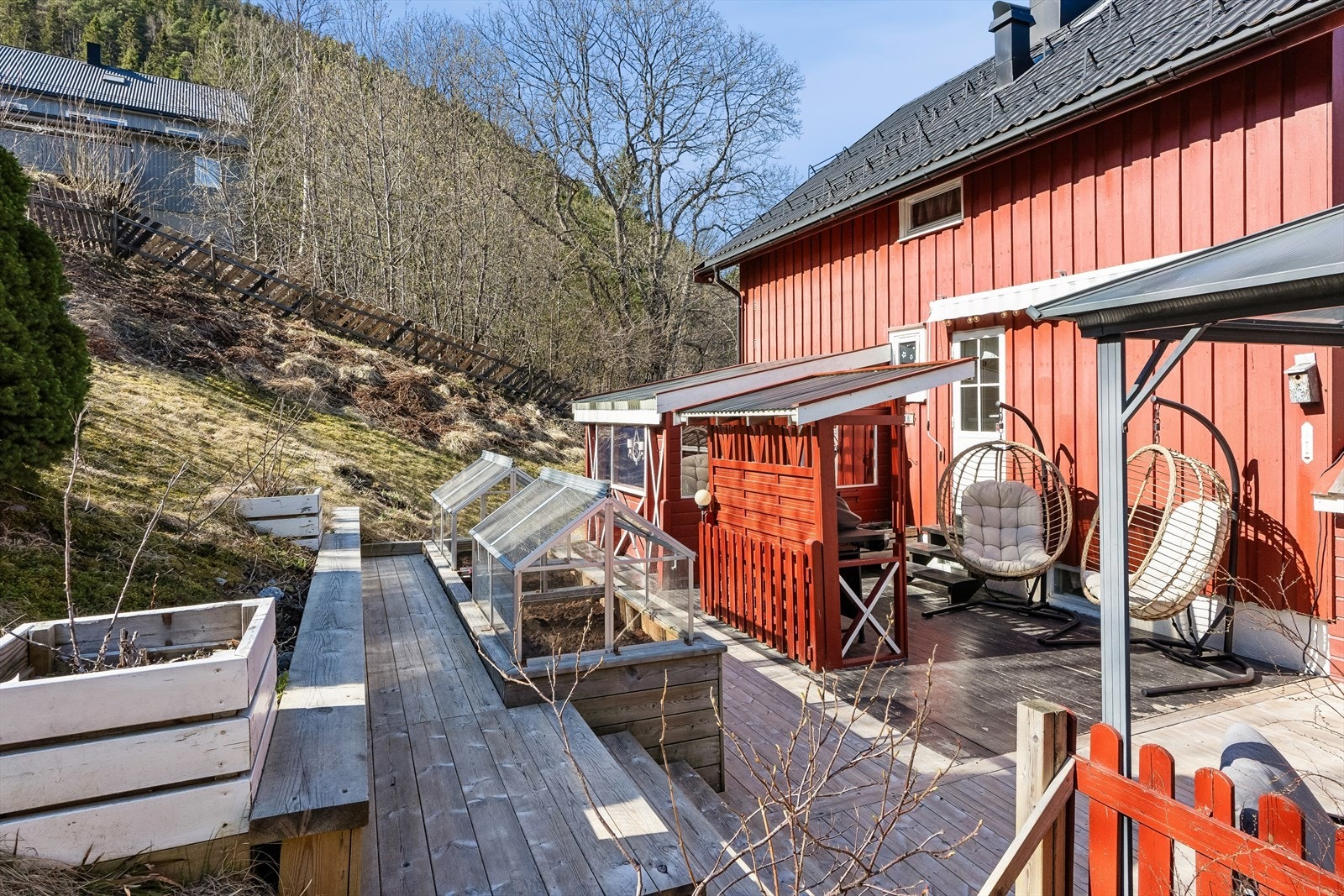 Fra gang i 1. etasje har man direkte utgang til flott uteområde. Her har man en sammenhengende terrasse på flere nivåer på ca. 45,5 kvm. Praktisk utebod i tilknytning til terrassen på ca. 9 kvm. Galleribilde