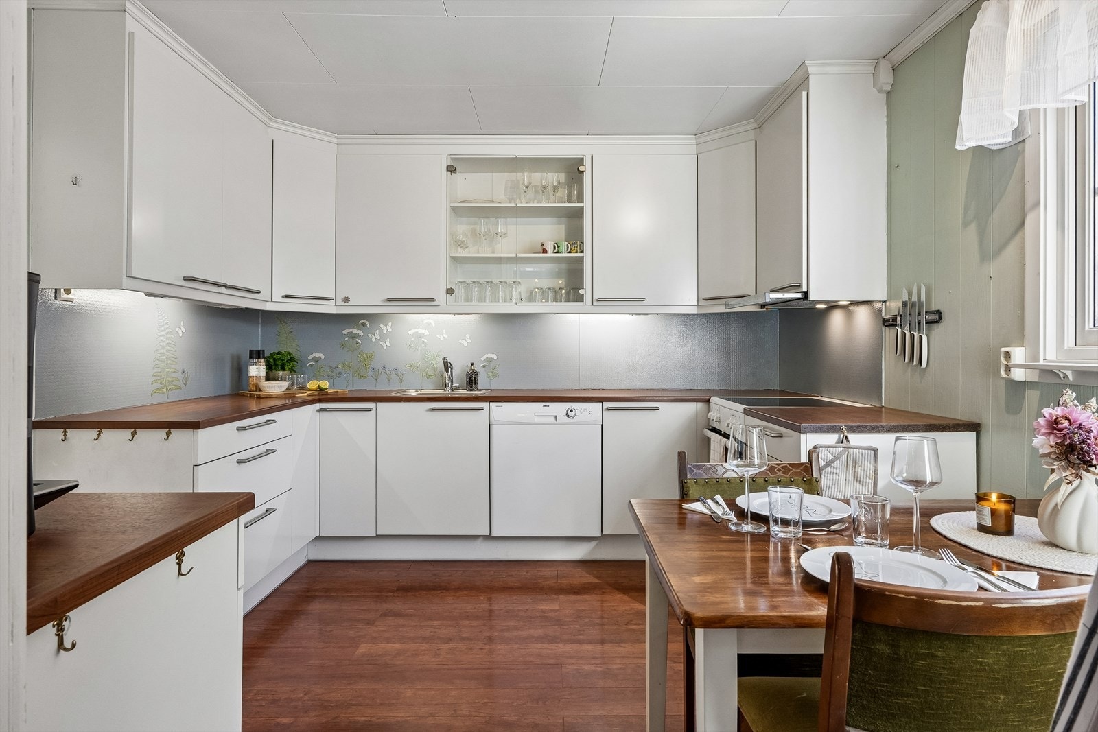 Stilrent kjøkken fra HTH med innredning av glatte fronter og benkeplate av laminat. Her er det godt med skap og benkeplass. Galleribilde