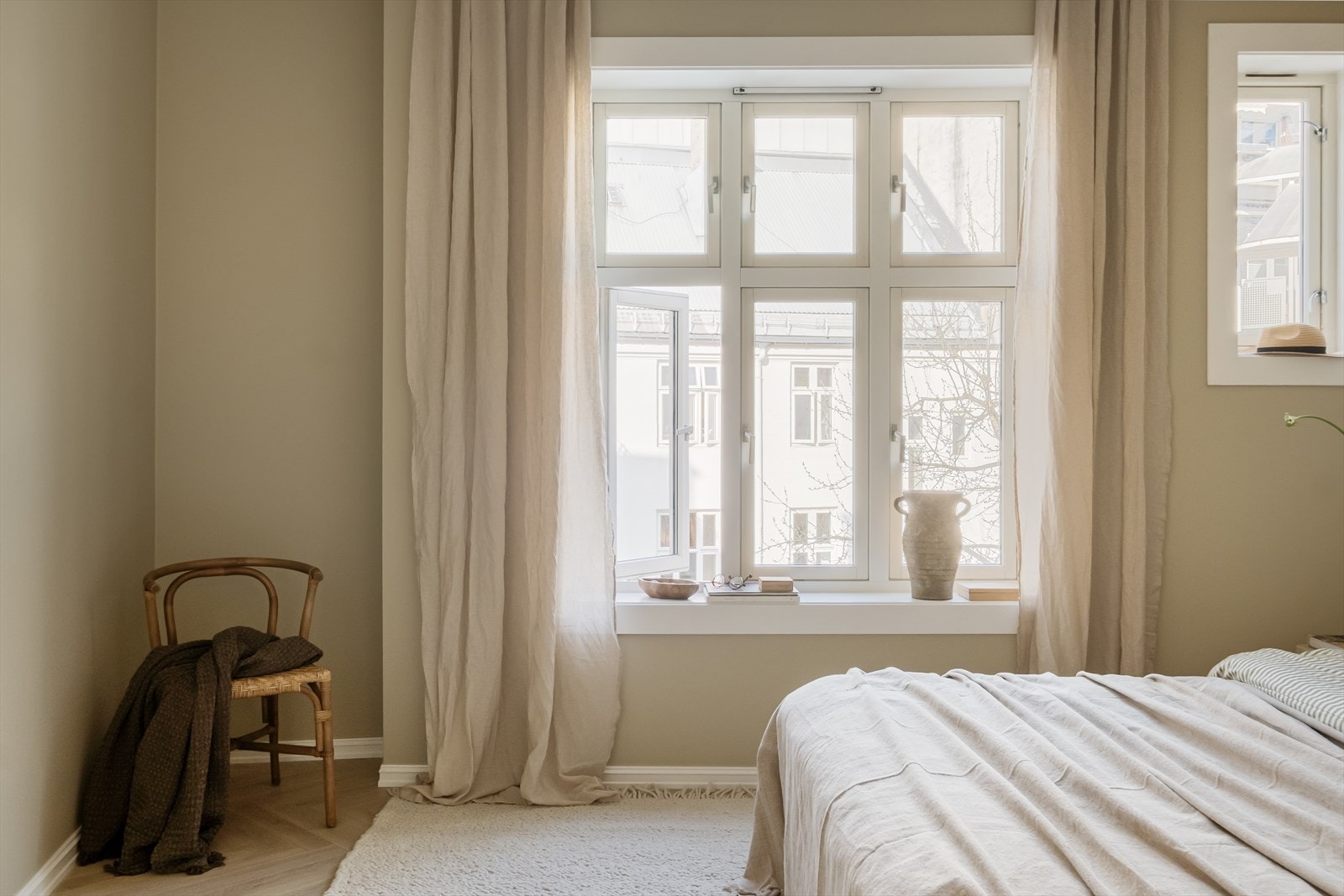 Soverommet vender ut mot bakgården. Galleribilde