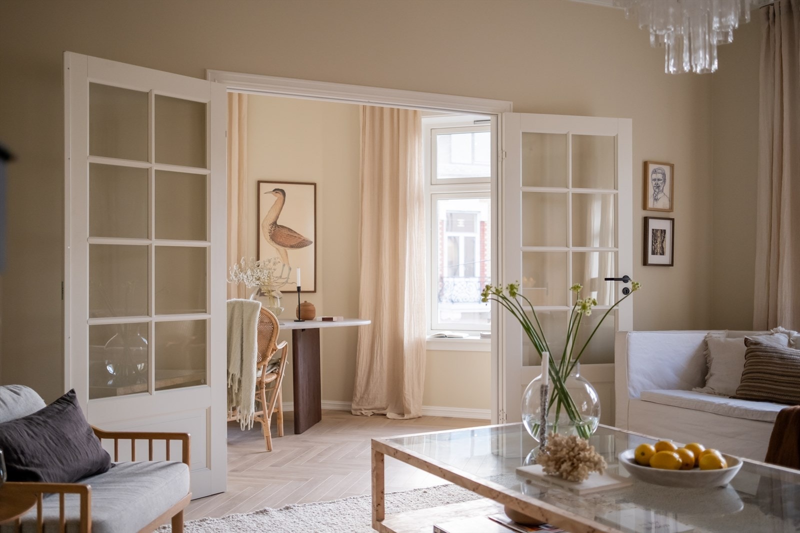 Flotte, klassiske doble dører med glassfelt som gir et elegant uttrykk og slipper lyset videre mellom rommene. Galleribilde
