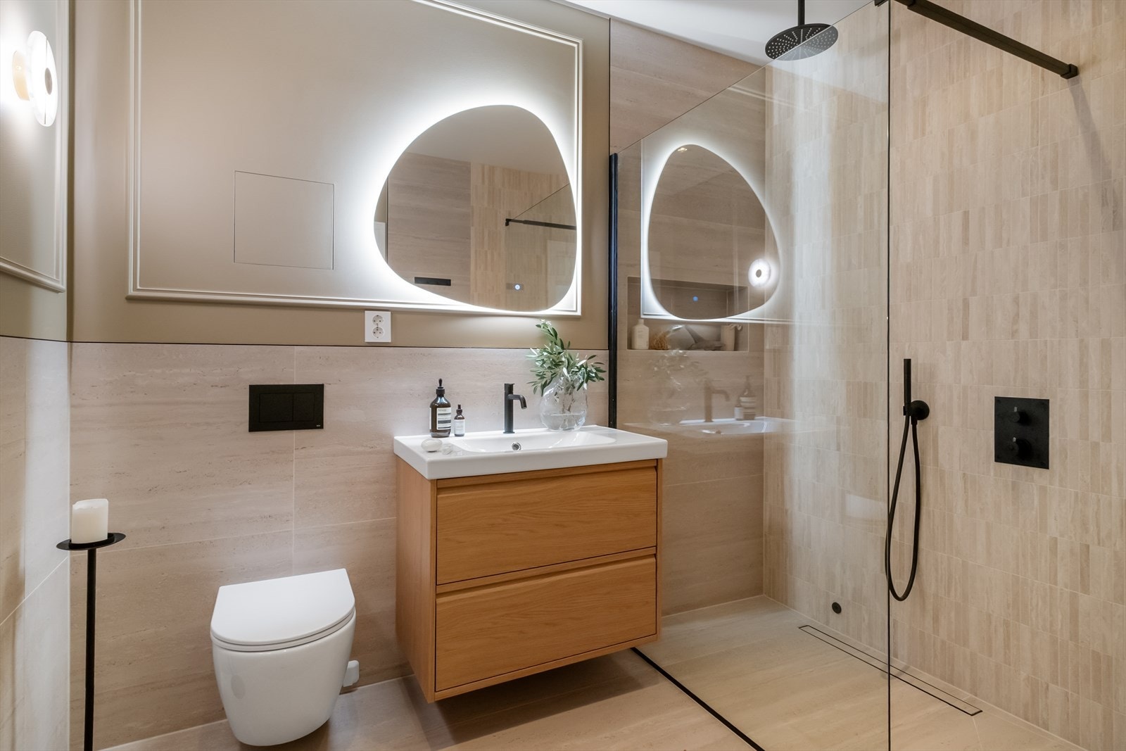 Badet fremstår moderne og stilrent med en gjennomført materialbruk. Galleribilde