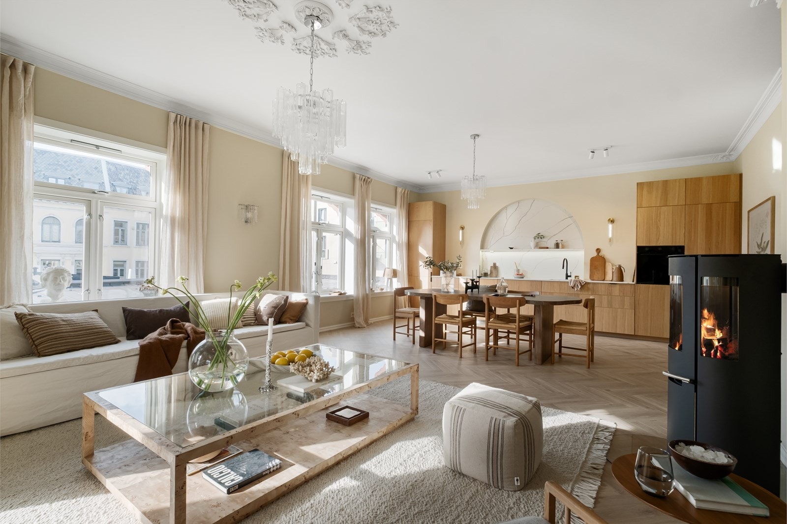 Leiligheten ble totalrenovert i 2026 og fremstår med delikate, moderne overflater kombinert med klassiske detaljer. Galleribilde
