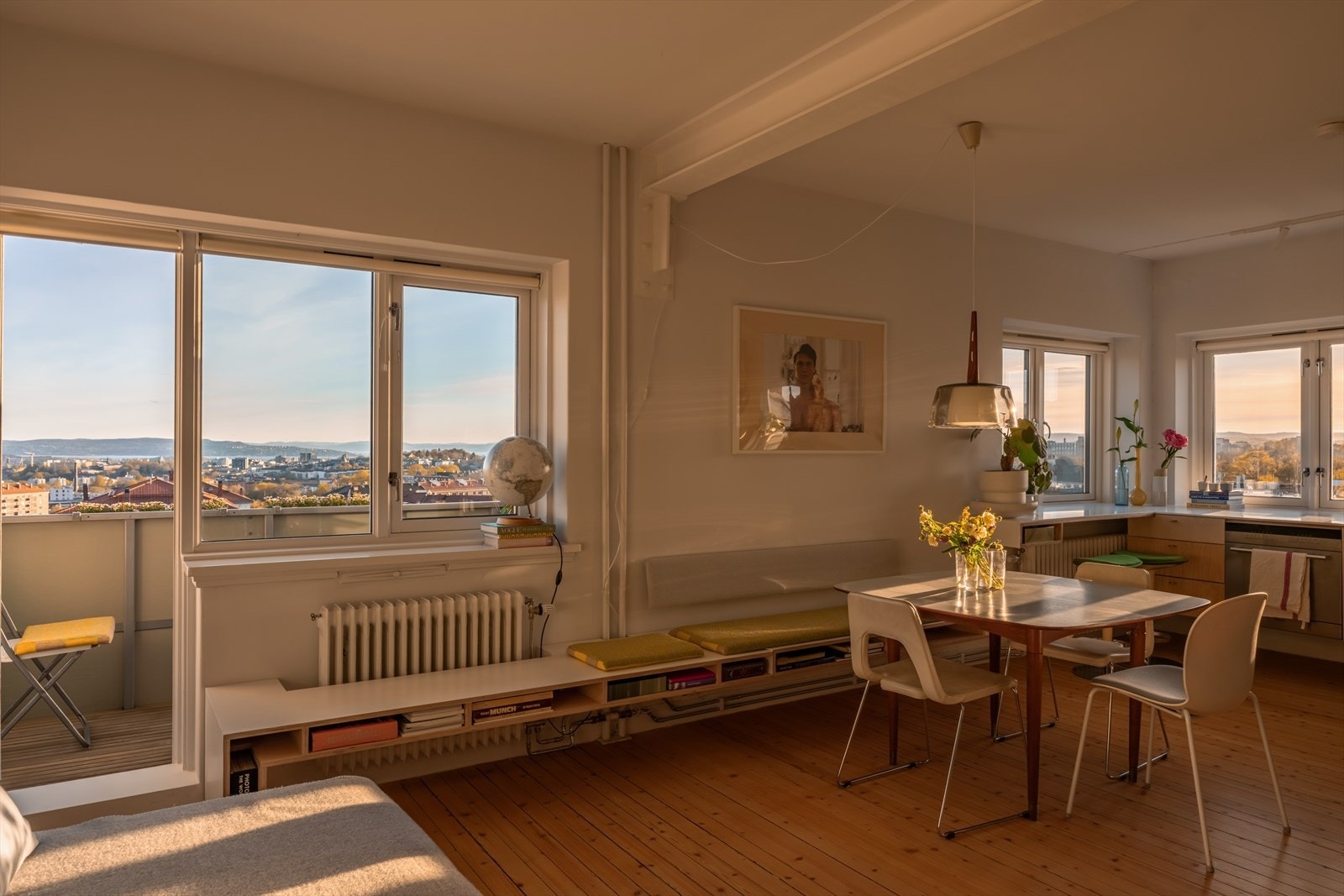 Hjørnebeliggenheten gir et fantastisk lysinnslipp og spektakulær utsikt. Galleribilde