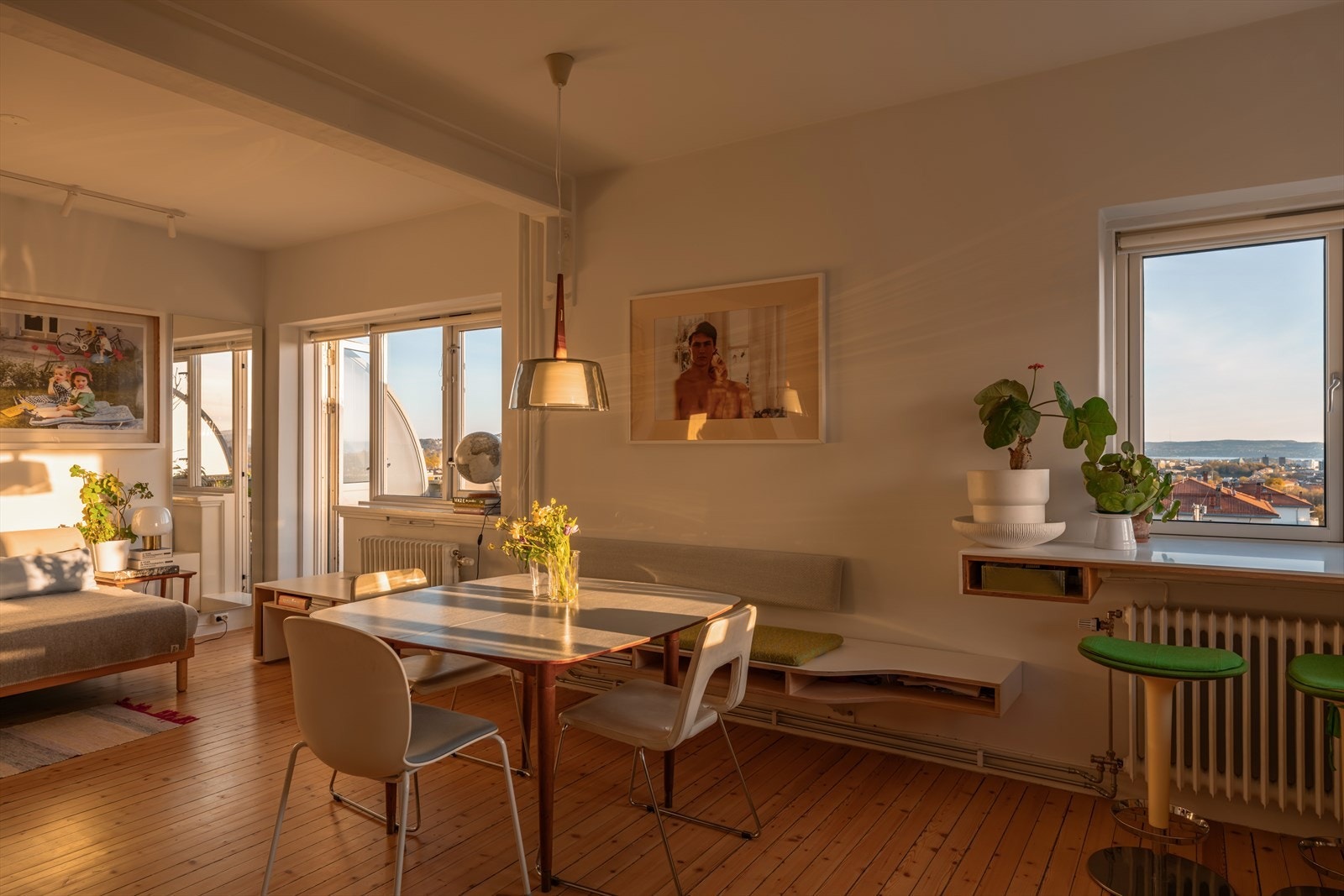Boligen er omfattende og meget gjennomført renovert i særegen stil med flotte spesialtilpassede løsninger. Galleribilde