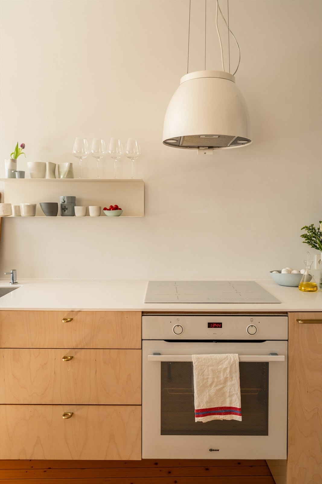 Moderne og lekkert kjøkken med en funksjonell og gjennomtenkt utforming, hvor det er godt med oppbevarings- og benkeplass. Galleribilde