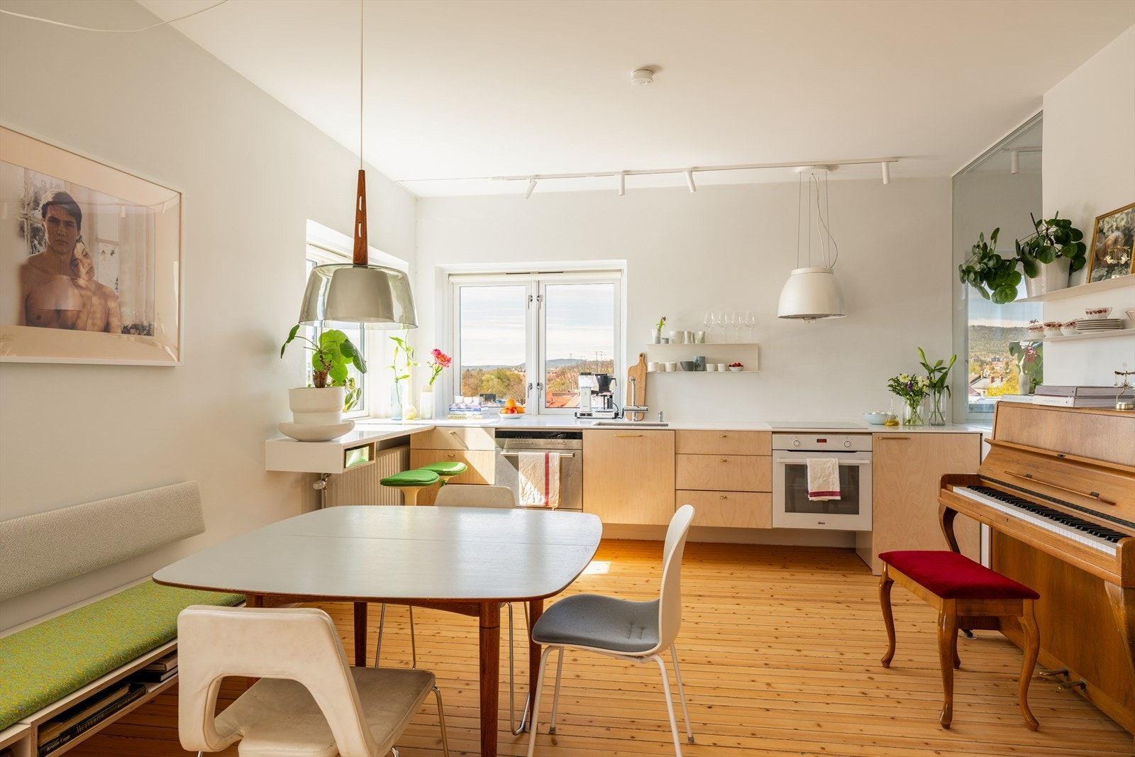 Den åpne løsningen mellom stue, spisestue og kjøkken skaper et luftig, innbydende og sosialt oppholdsrom - perfekt for både hverdagsliv og hyggelige sammenkomster. Galleribilde