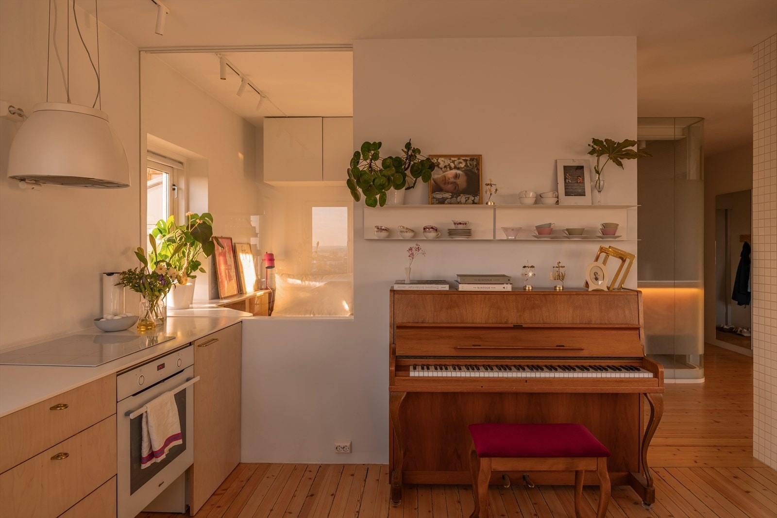 Alle rom henger naturlig sammen og skaper en luftig og helhetlig atmosfære som gir en god romfølelse i hele boligen. Galleribilde