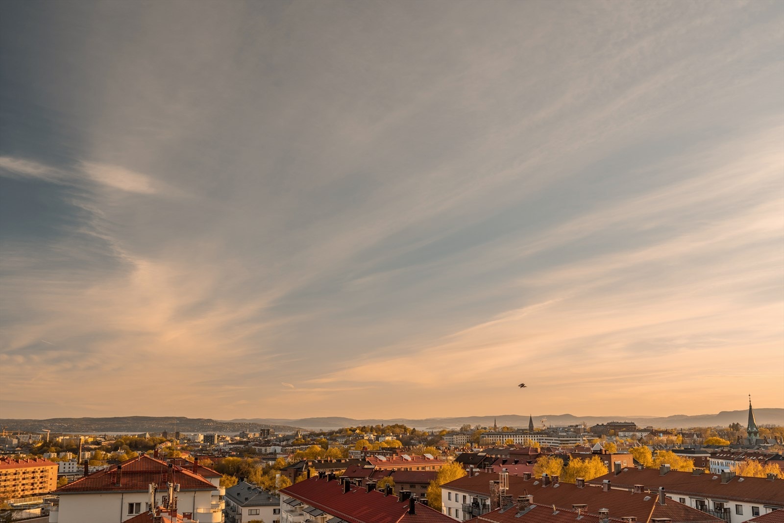 Balkongen ligger høyt og luftig og byr på flott utsikt utover byen. Galleribilde