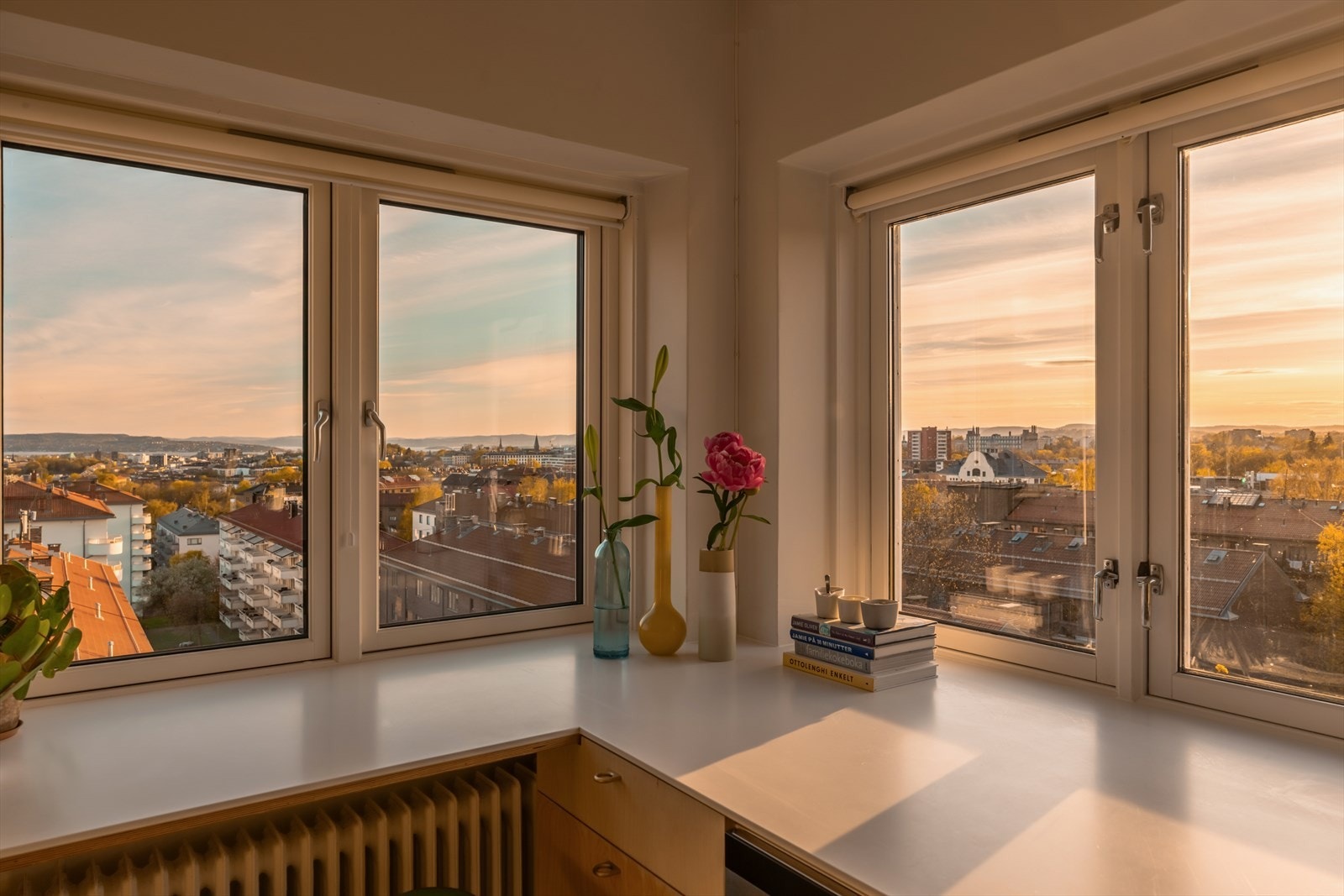 Store vindusflater sikrer rikelig med naturlig lys og skaper en lys, luftig og behagelig atmosfære i hele leiligheten. Galleribilde