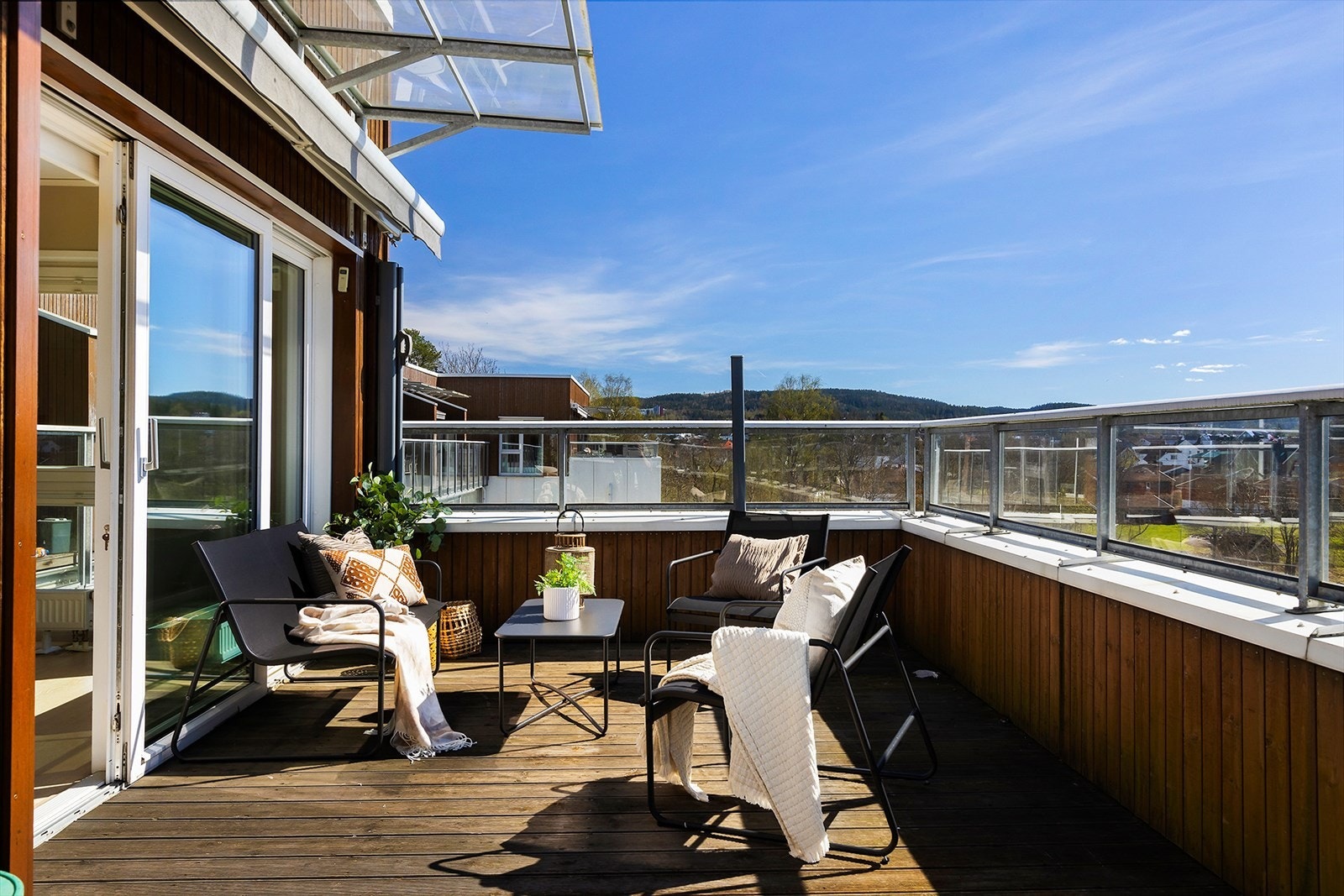 Langstrakt takterrasse med flere møbleringsmuligheter og god bevegelsesfrihet Galleribilde