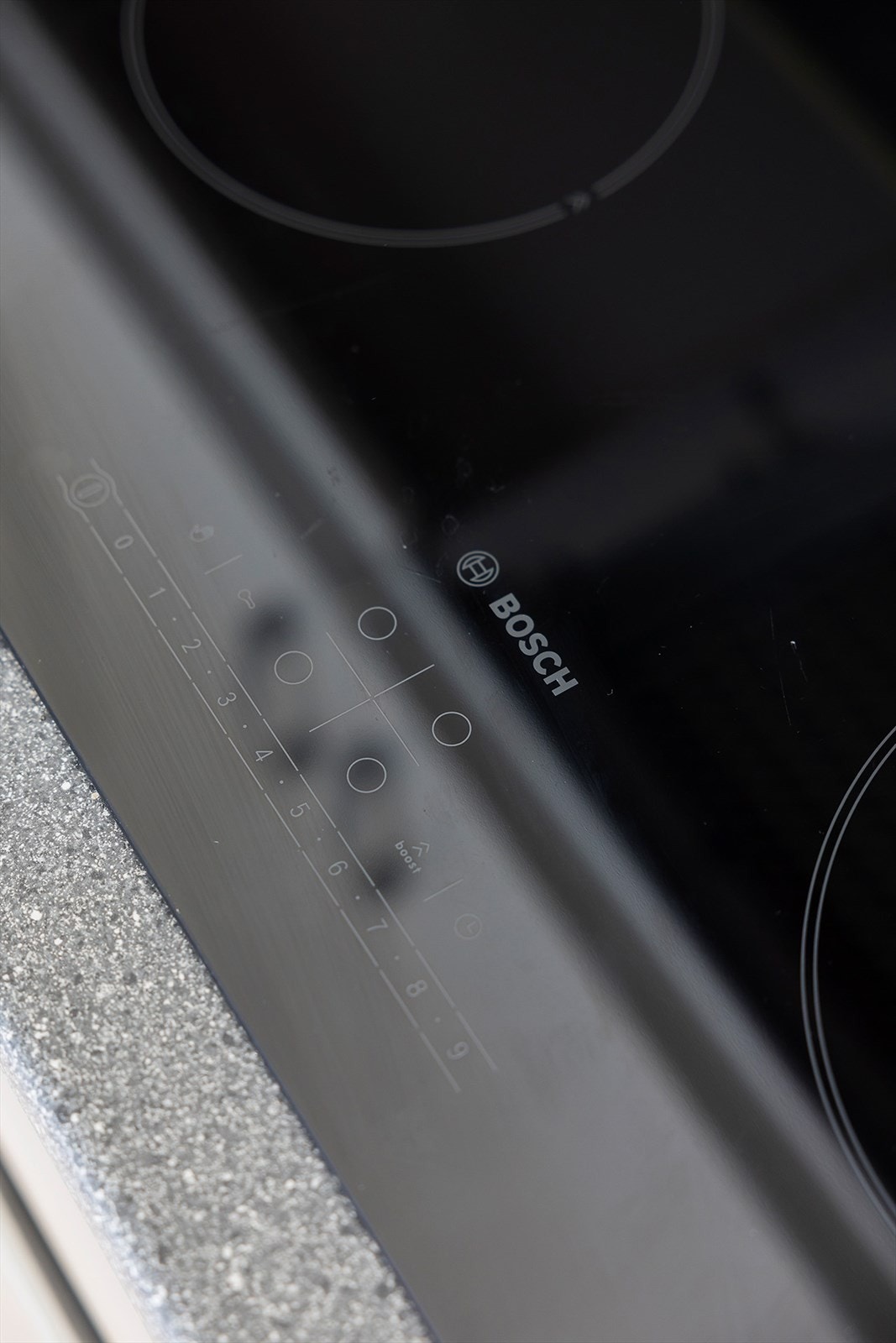 Bosch-koketopp. Kjøkkenet er utstyrt med vannstoppsystem og komfyrvakt Galleribilde