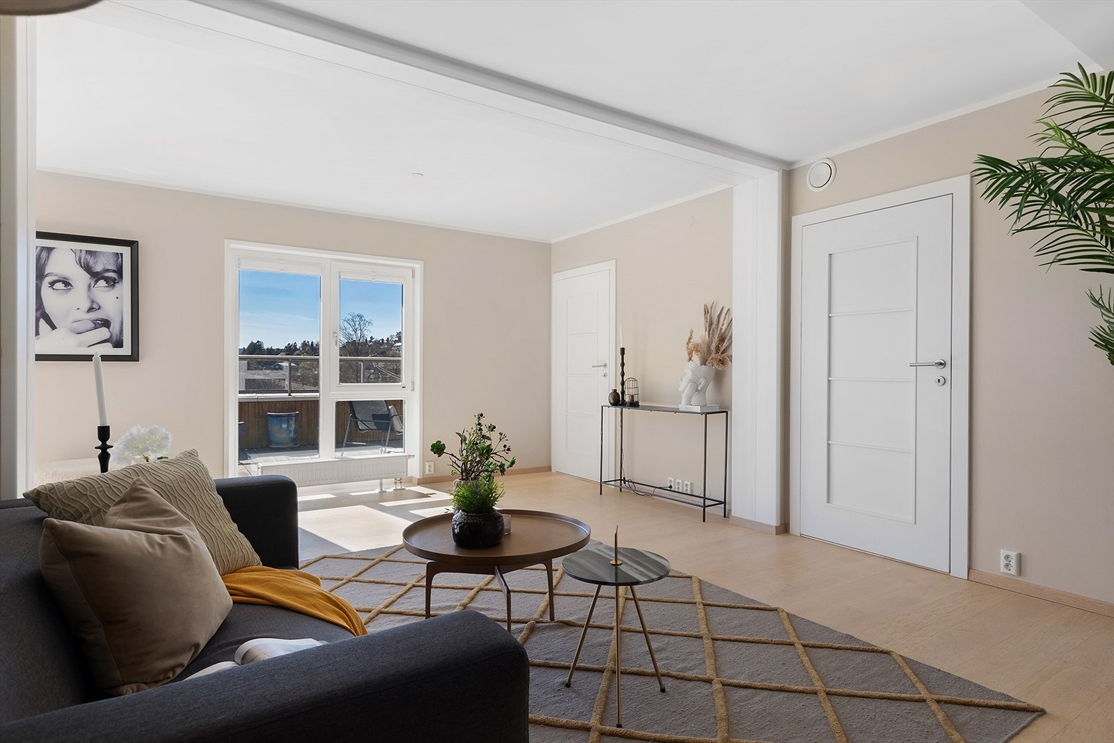 Stuen har moderne overflater med malte vegger, parkett og god møblerbarhet Galleribilde