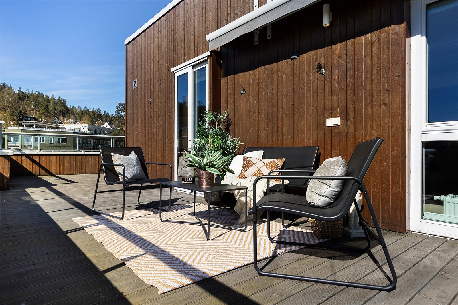 Privat terrasseareal med rom for både avslapning og sosial bruk Galleribilde