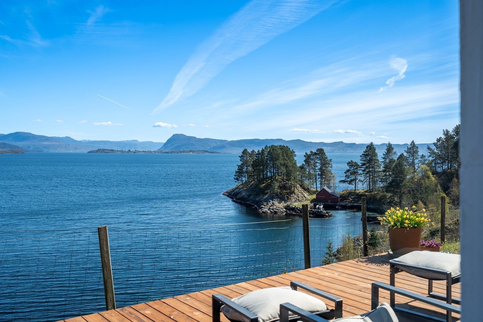 Eiendommen har en flott utsikt utover fjorden. Galleribilde