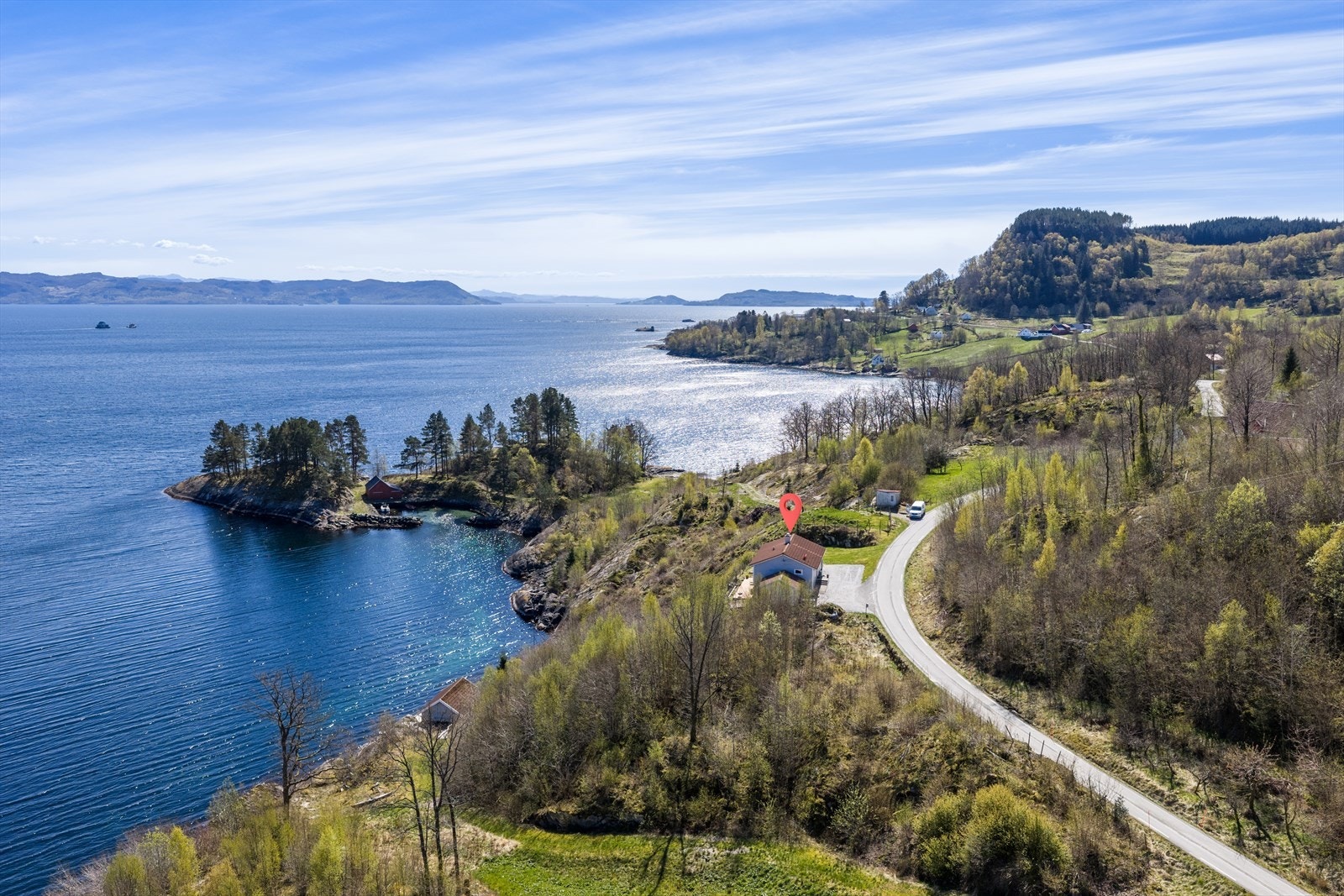 Eneboligen har fjorden som nærmeste nabo. Galleribilde