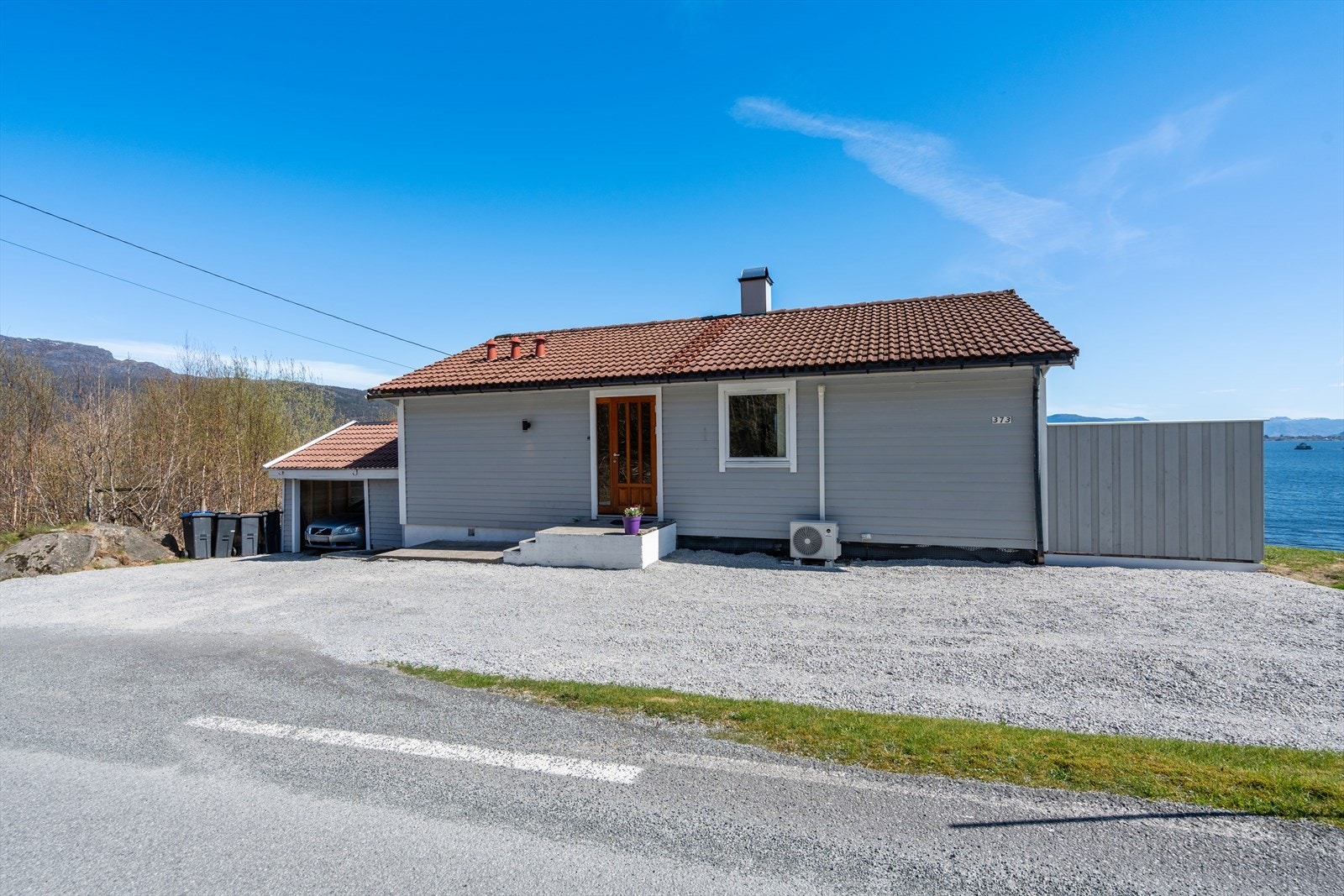 Singlet innkjørsel med gode parkeringsmuligheter på egen tomt. Galleribilde