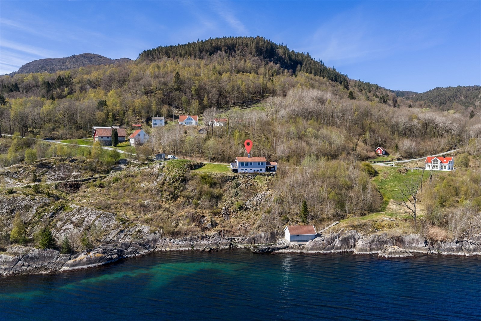 Eiendommen sett fra sjøsiden. Galleribilde