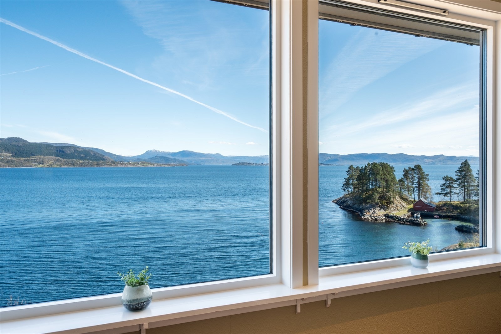 Fra vinduene i stuen har man en vidstrakt utsikt over fjorden. Galleribilde
