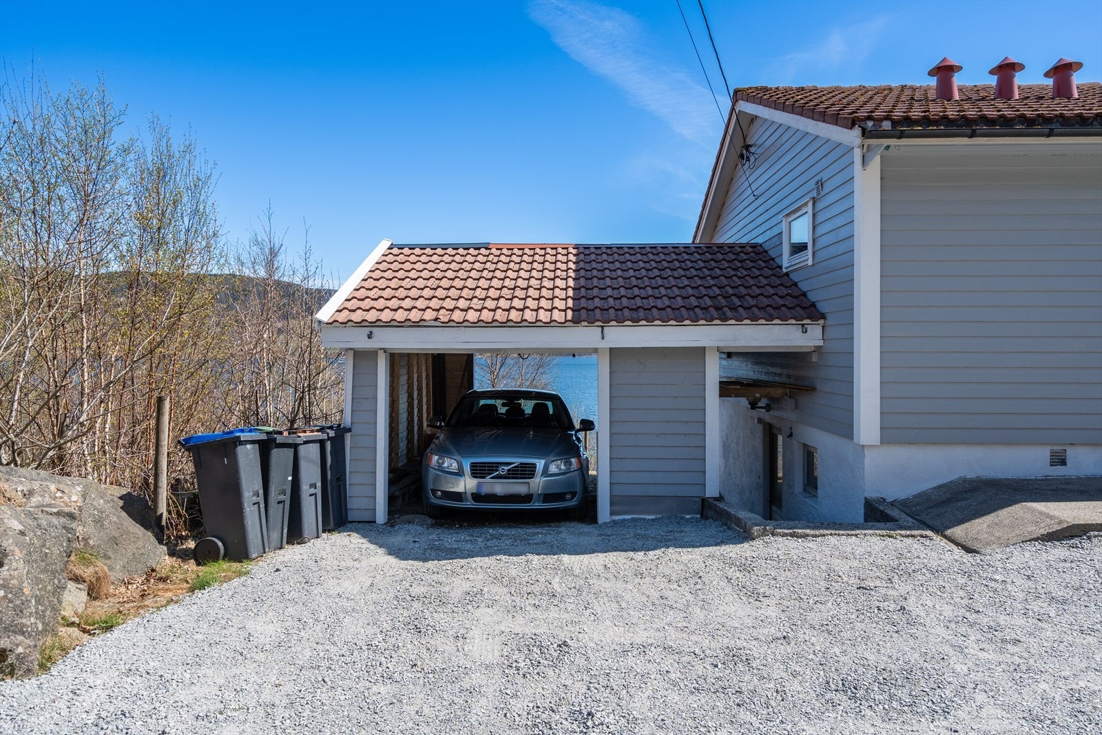 Carport med plass til parkering av én bil. Galleribilde