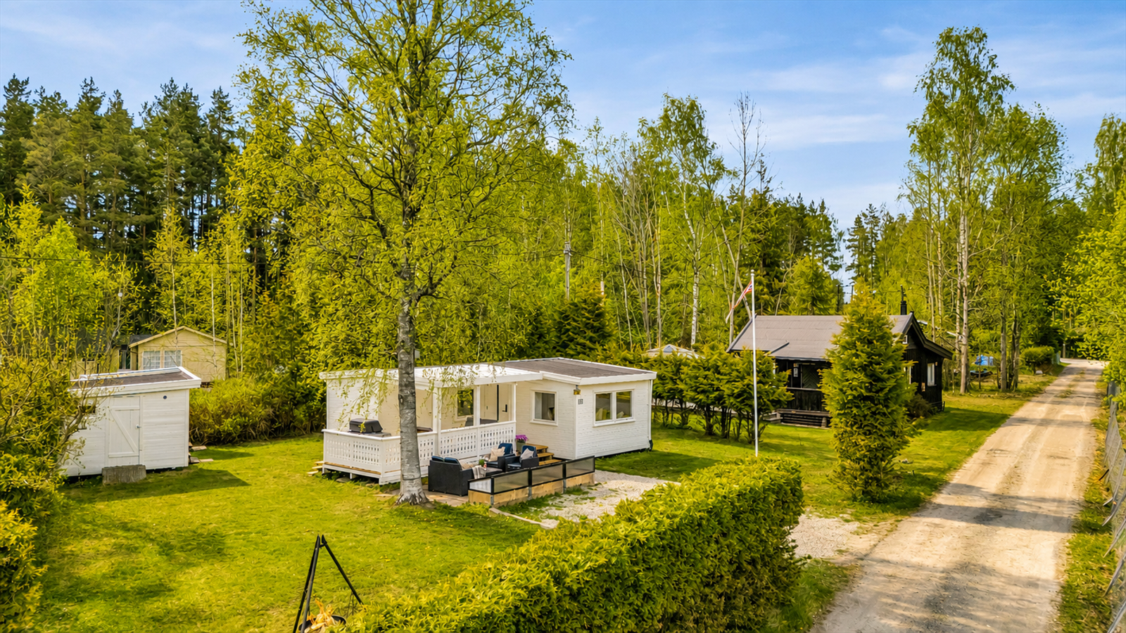 Fantastisk beliggende hytte med solrik beliggenhet ved Røsholmstranda. Ca. 50 min fra Oslo. Rett til båtplass og strand. Galleribilde