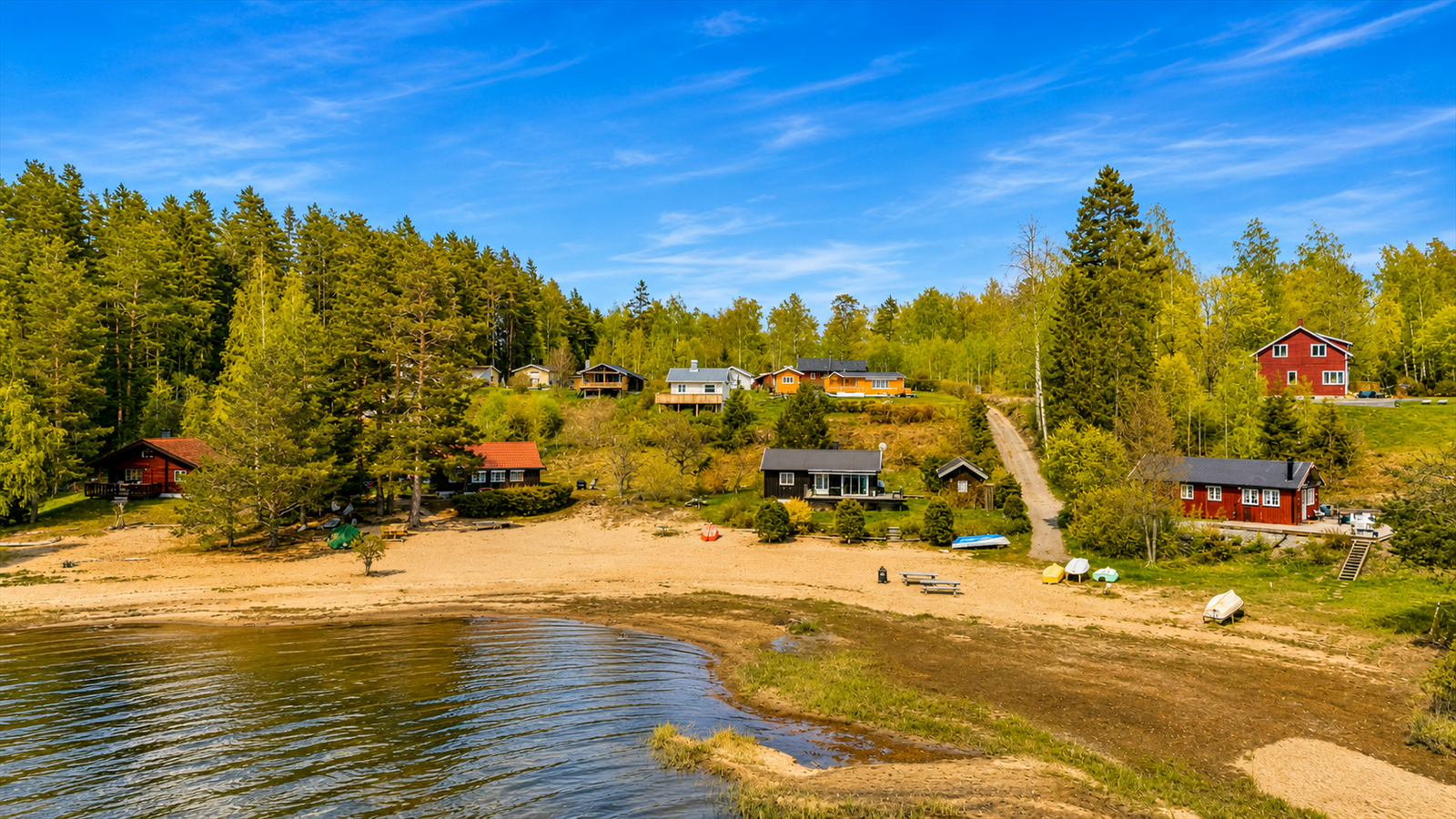 Røsholmstranda er en sandstrand med badeplass, beliggende i et friområde på Røsholmen nord i innsjøen Tyrifjorden. Del av stranden er privat og tilhører hytteforeningen, hvor man har tinglyst rett til bruk av denne. Galleribilde