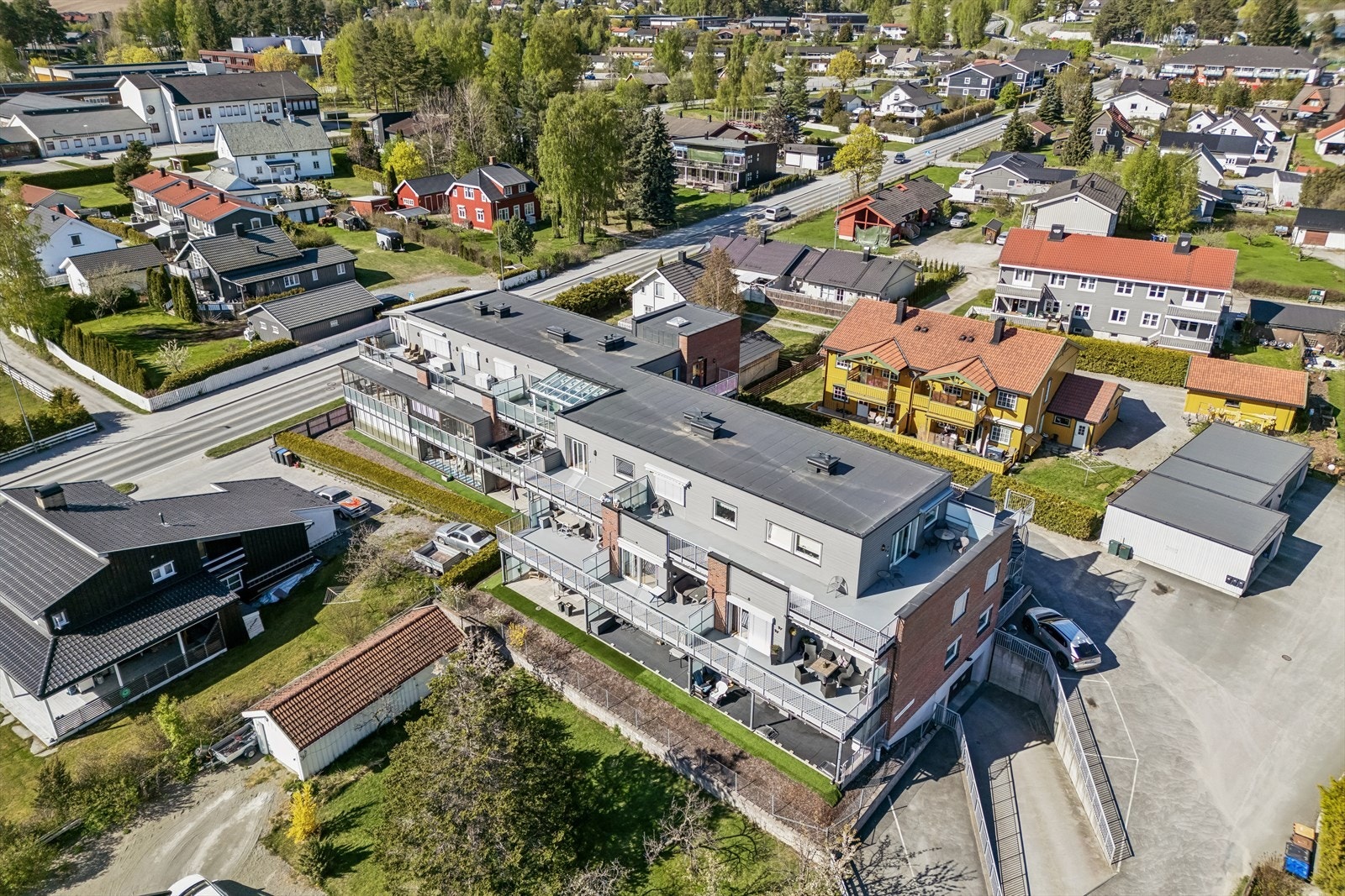 Leiligheten ligger sentralt i Brumunddal, med kort vei til de fleste fasiliteter. Galleribilde