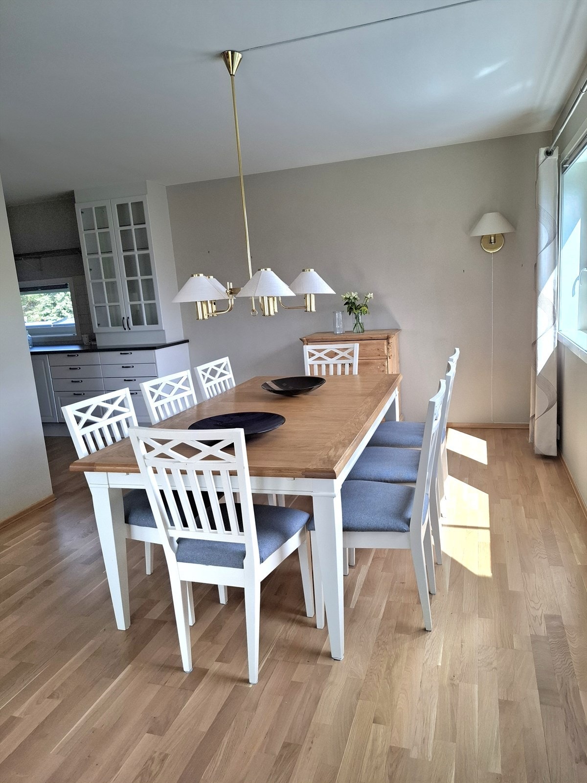 God og romslig plass til spisebord! Galleribilde