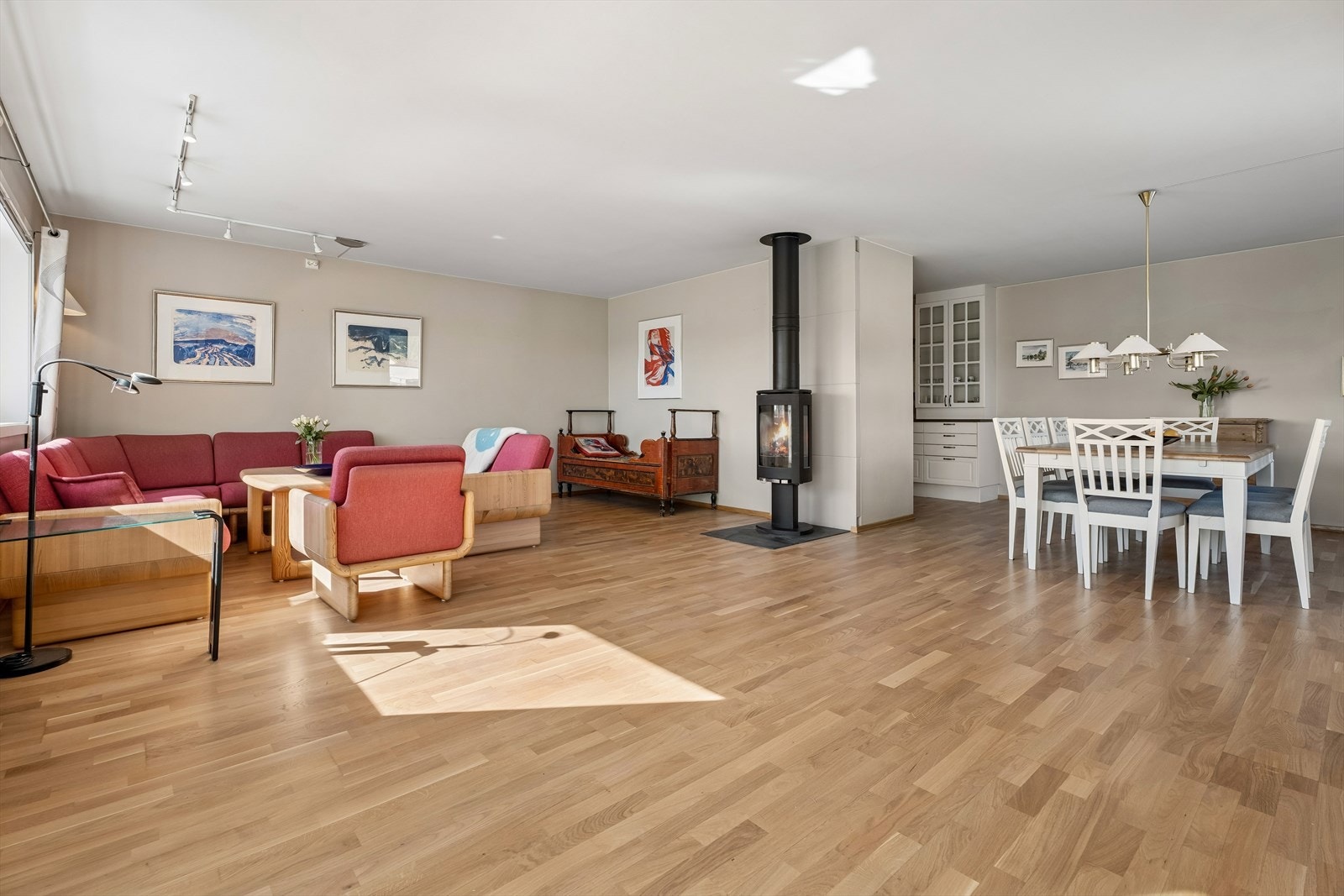 Stuen er romslig og har plass til både sofagruppe og spisebord. Galleribilde