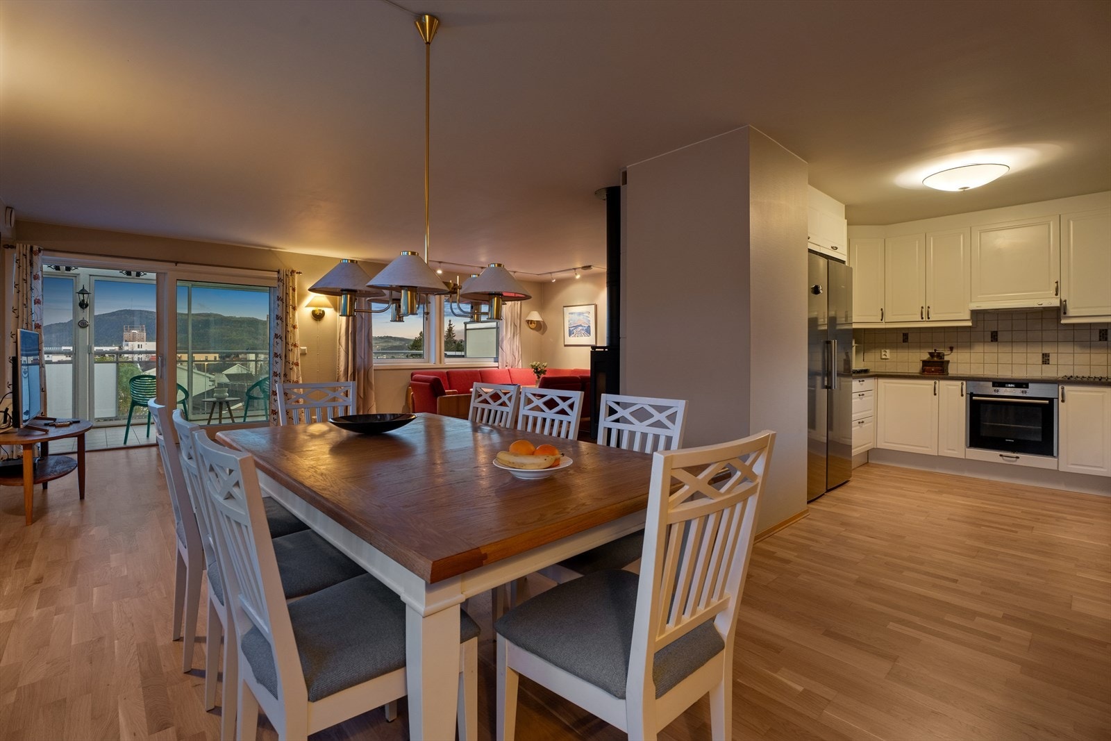 Den åpne løsningen mellom kjøkken og stue skaper en sosial og luftig atmosfære. Galleribilde