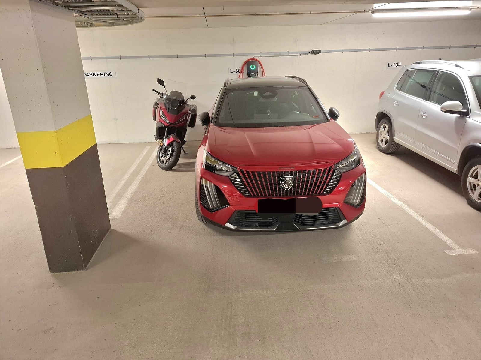 Det medfølger én biloppstillingsplass i parkeringskjeller m/billader. Ekstra bred plass. Galleribilde