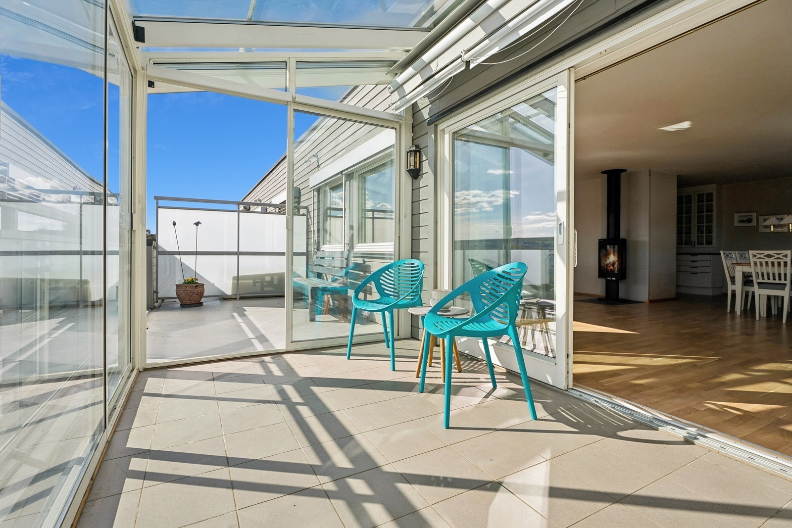 Skyvedørene i glass kan åpnes helt, og visker ut skillet mellom inne og ute. Galleribilde