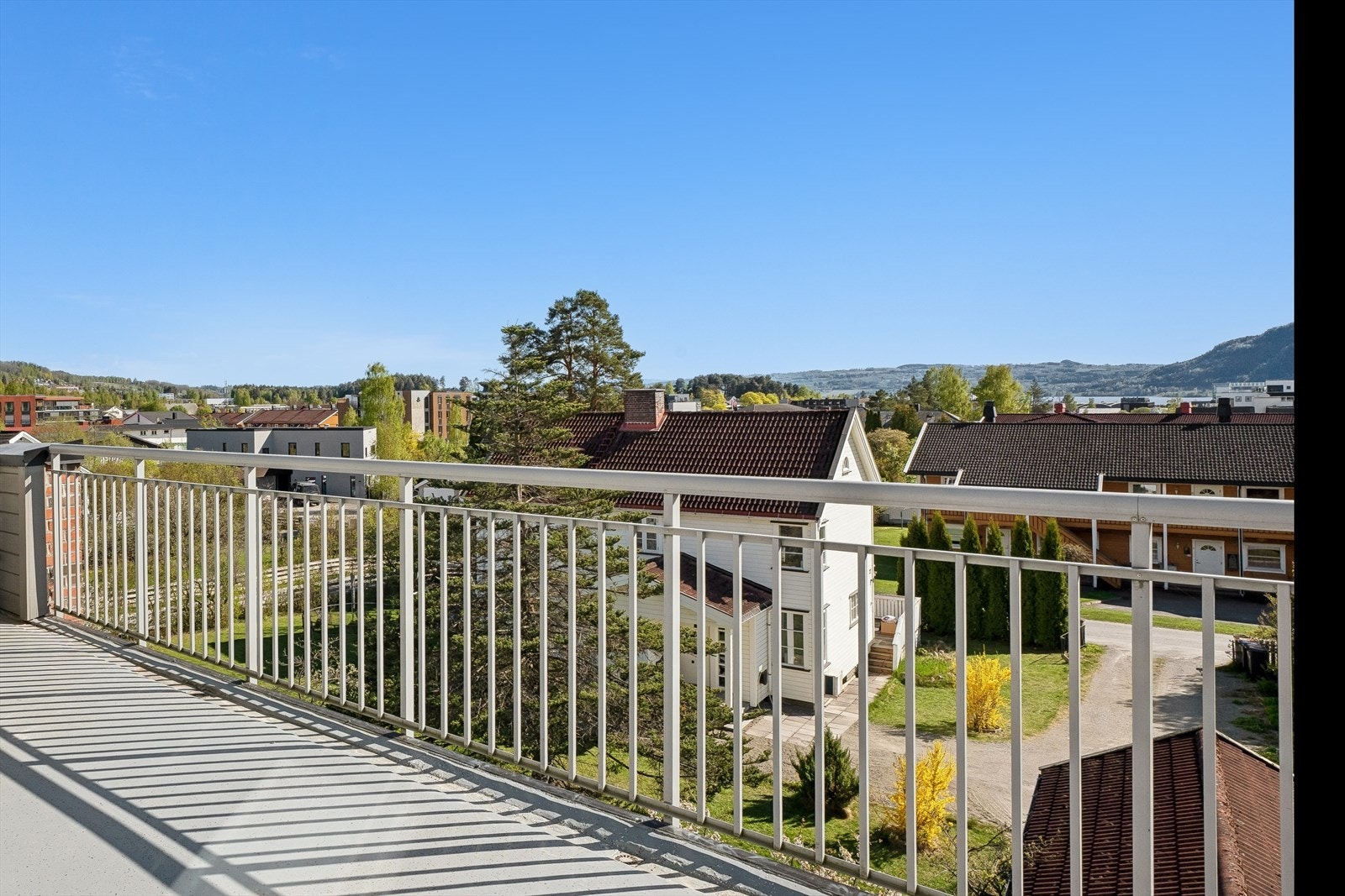 En av balkongene er tilknyttet et soverom, og gir en privat uteplass. Galleribilde
