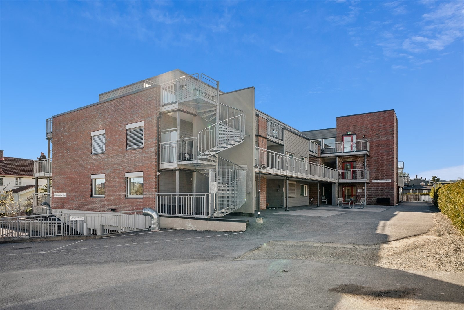 Bygget ble oppført i 2011. Leiligheten disponerer to boder i kjelleren. Galleribilde