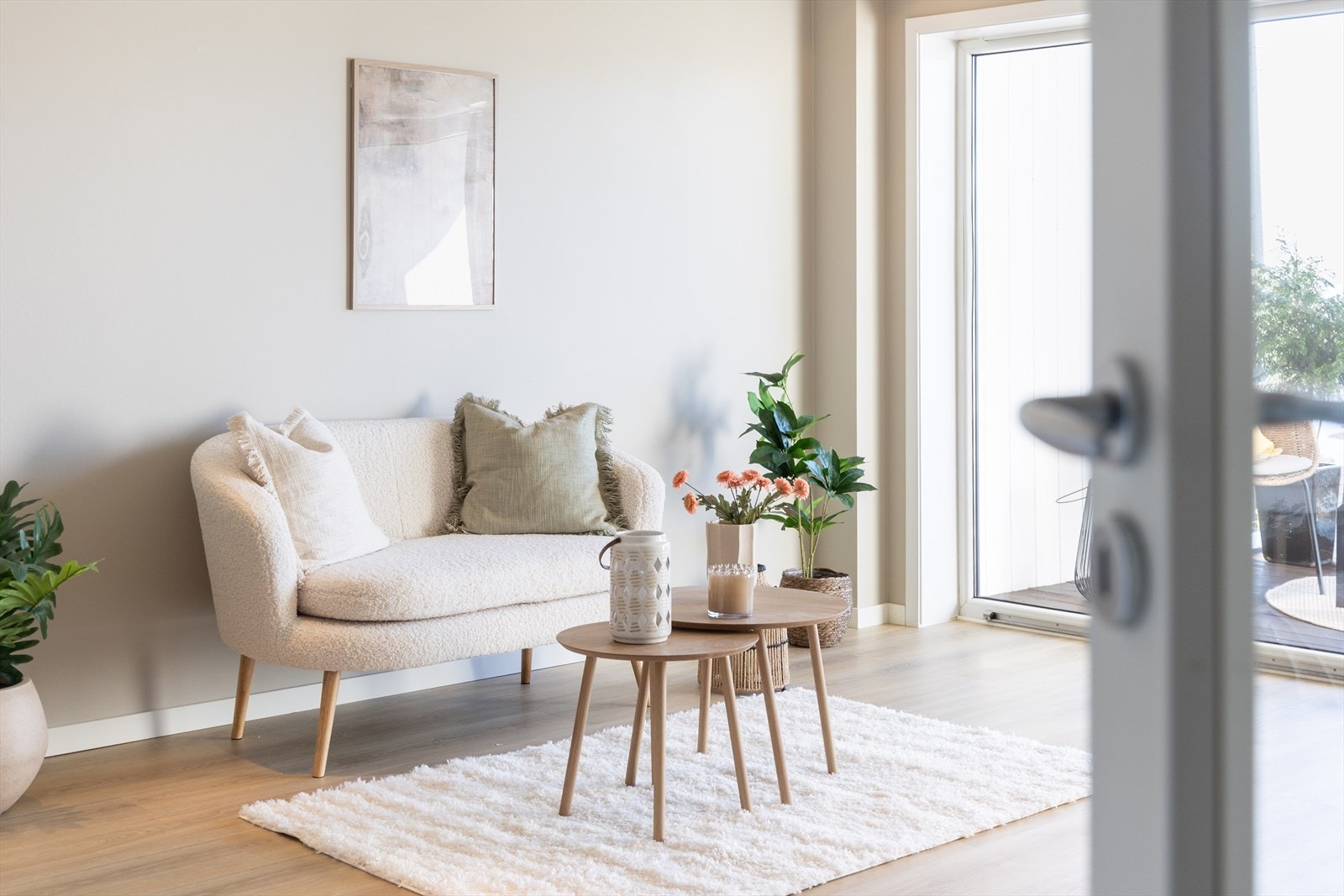 Her har du en romslig stue med fleksible møbleringsmuligheter Galleribilde