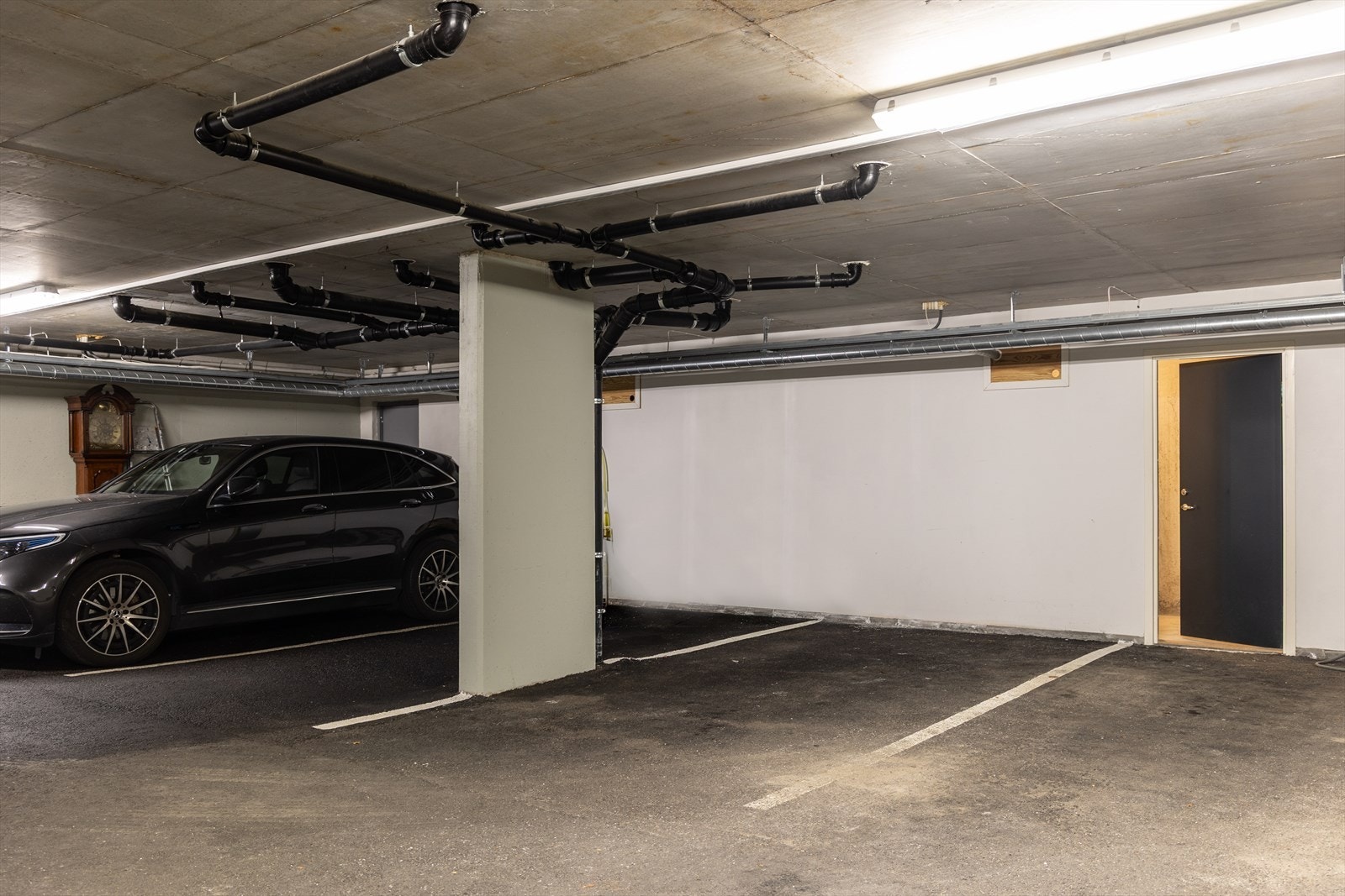 Tilhørende parkeringsplass (til høyre i bilde). Romslig bod i bakkant. Galleribilde