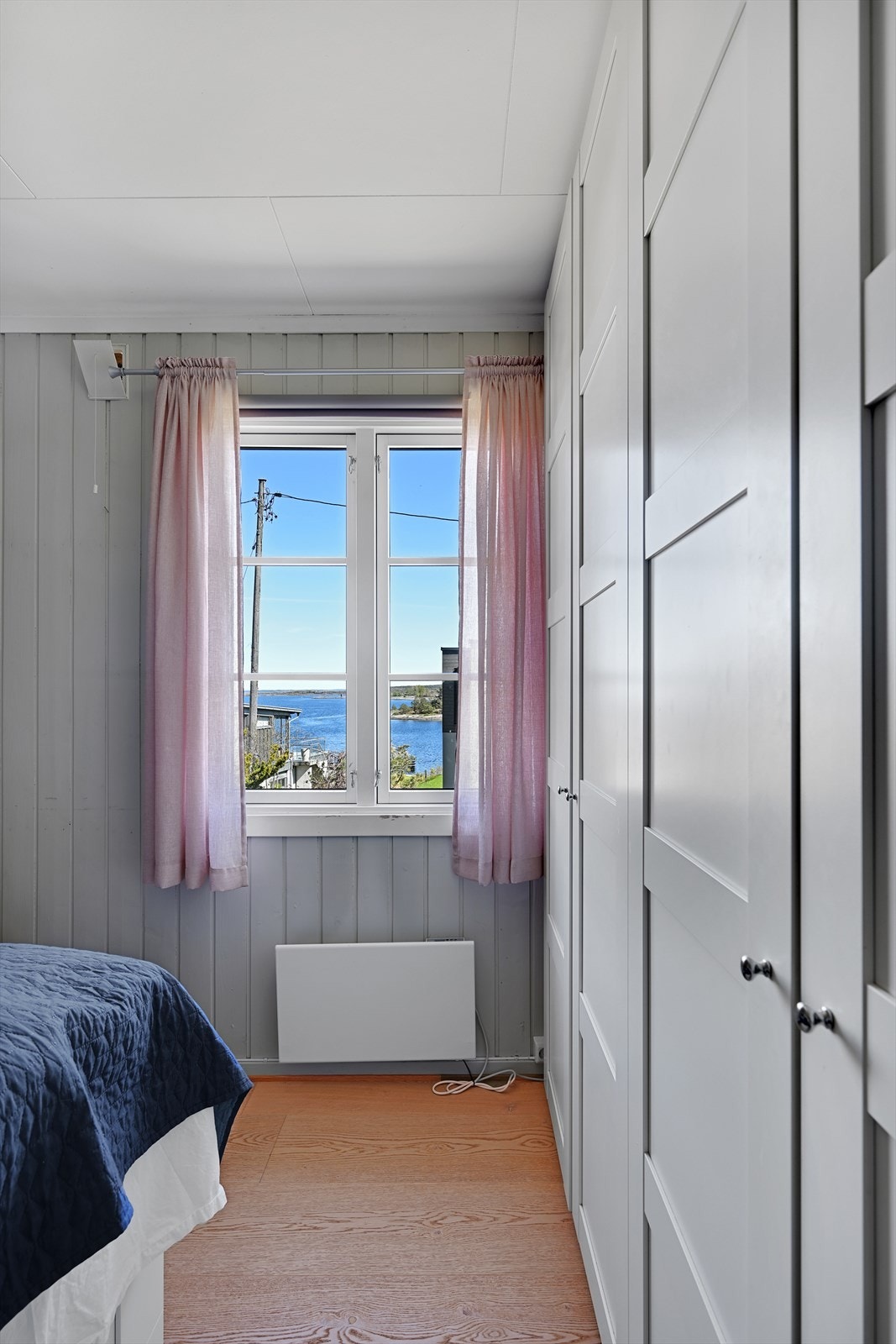 Fra soverommet er det utsikt mot sjøen. Galleribilde