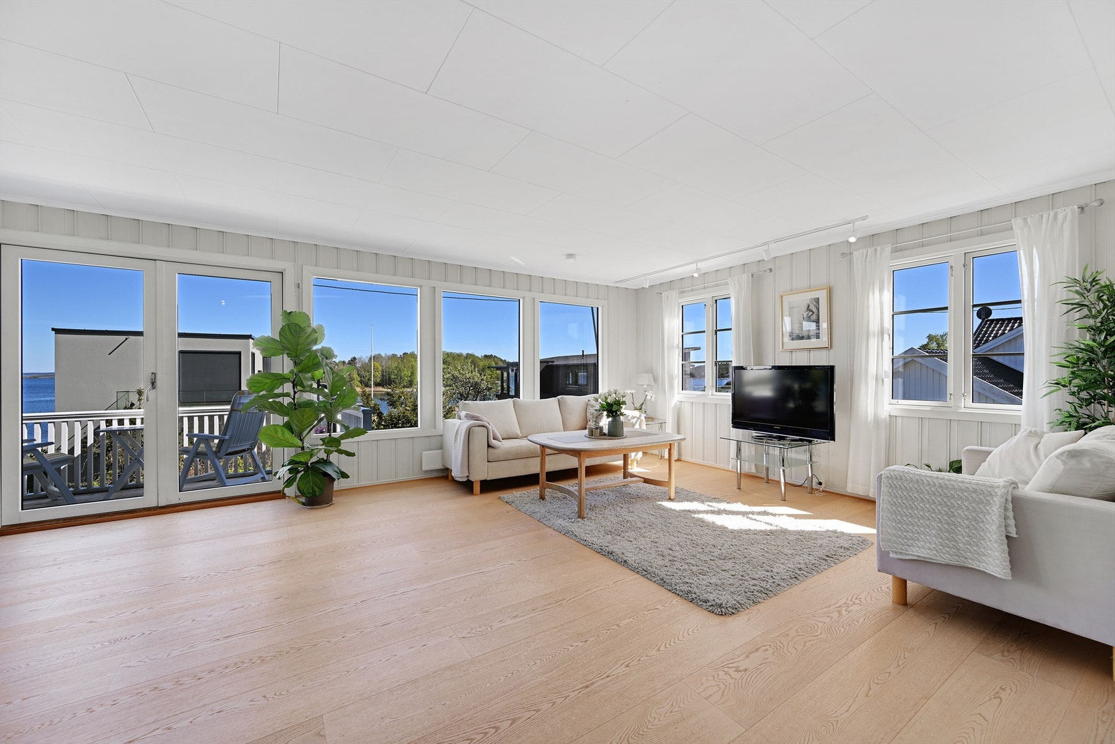 Stuen er romslig og har direkte utgang til en treterrasse mot øst. Galleribilde