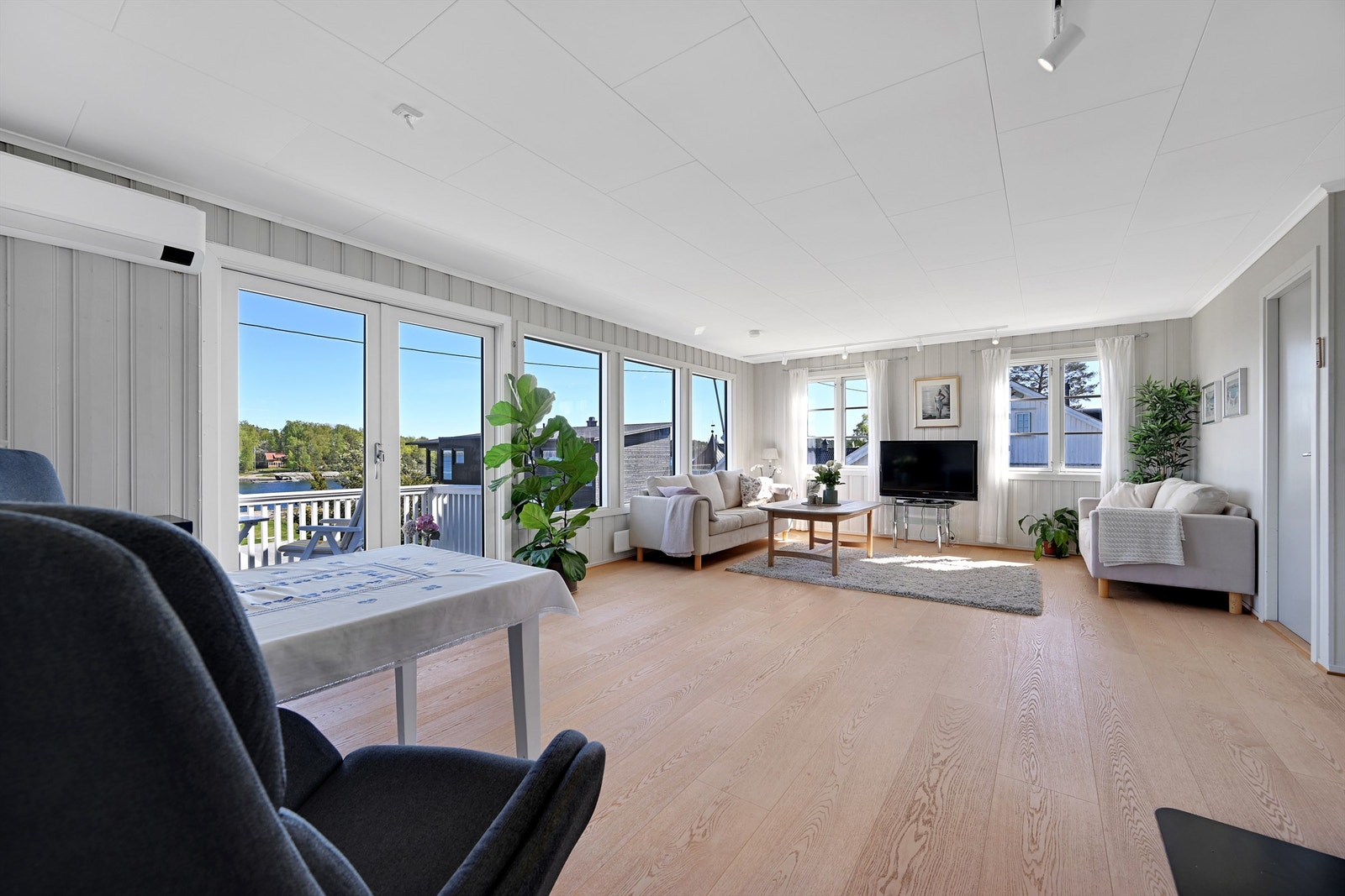 Rommet er lett å møblere med god plass til både sofagruppe og spisebord. Galleribilde