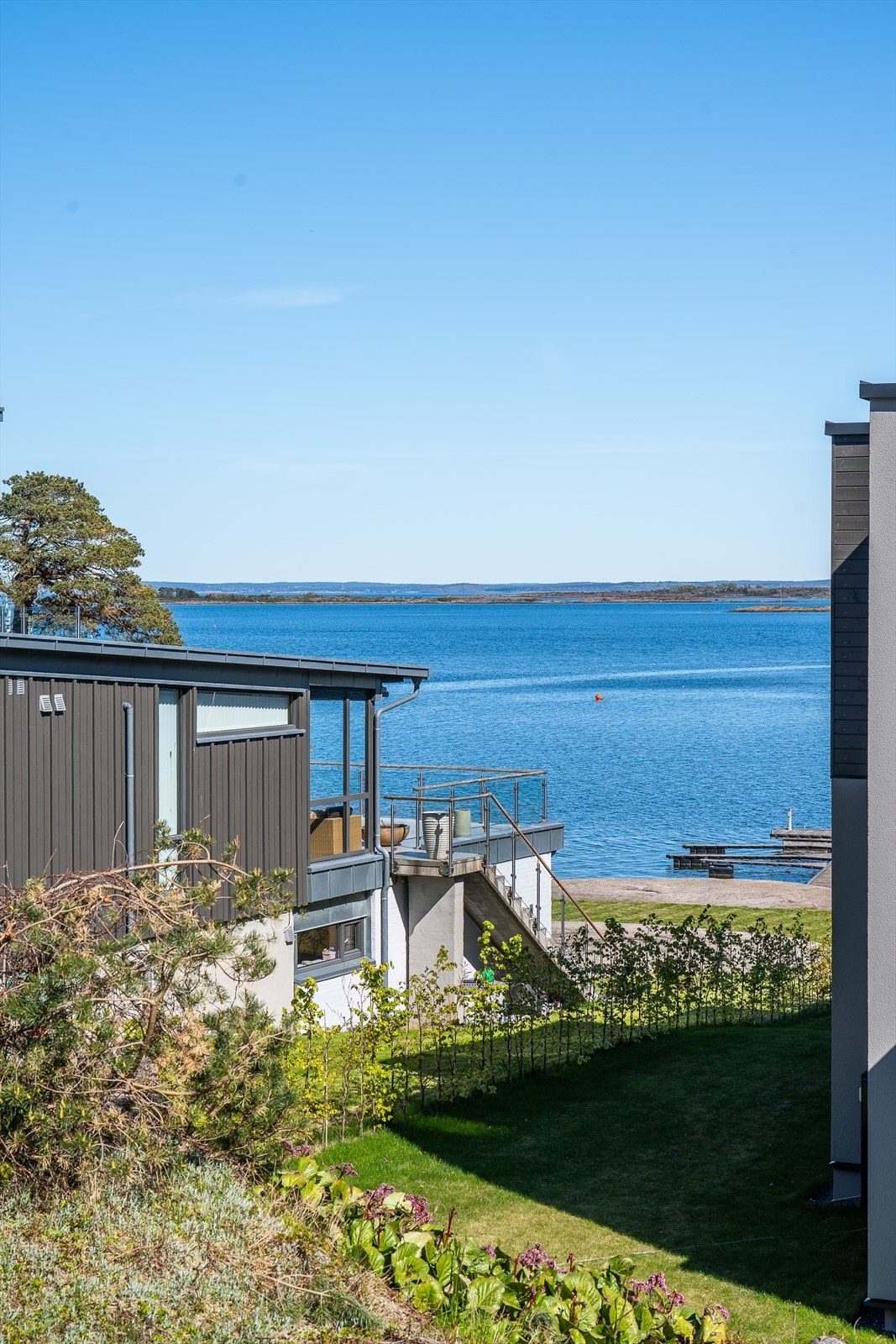 Kort vei ned til vannet med bade- og turmuligheter. Galleribilde