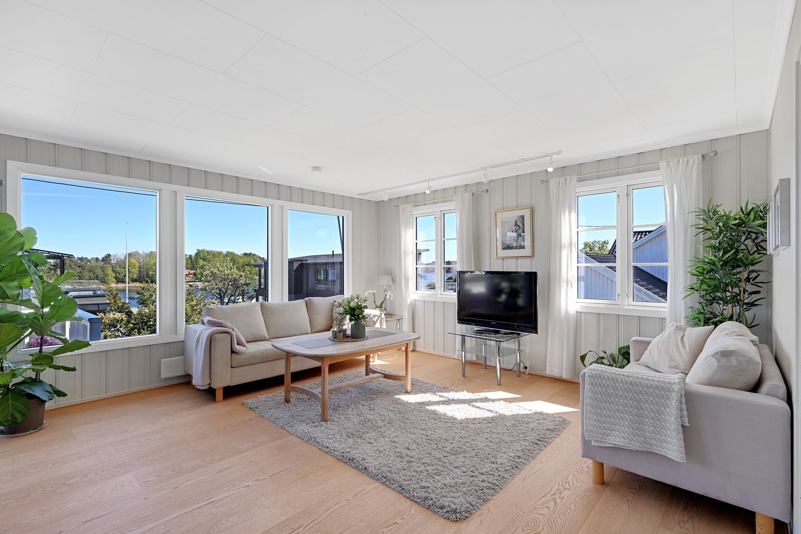 Store vindusflater gir rikelig med dagslys og utsikt mot nærområdet og sjøen. Galleribilde