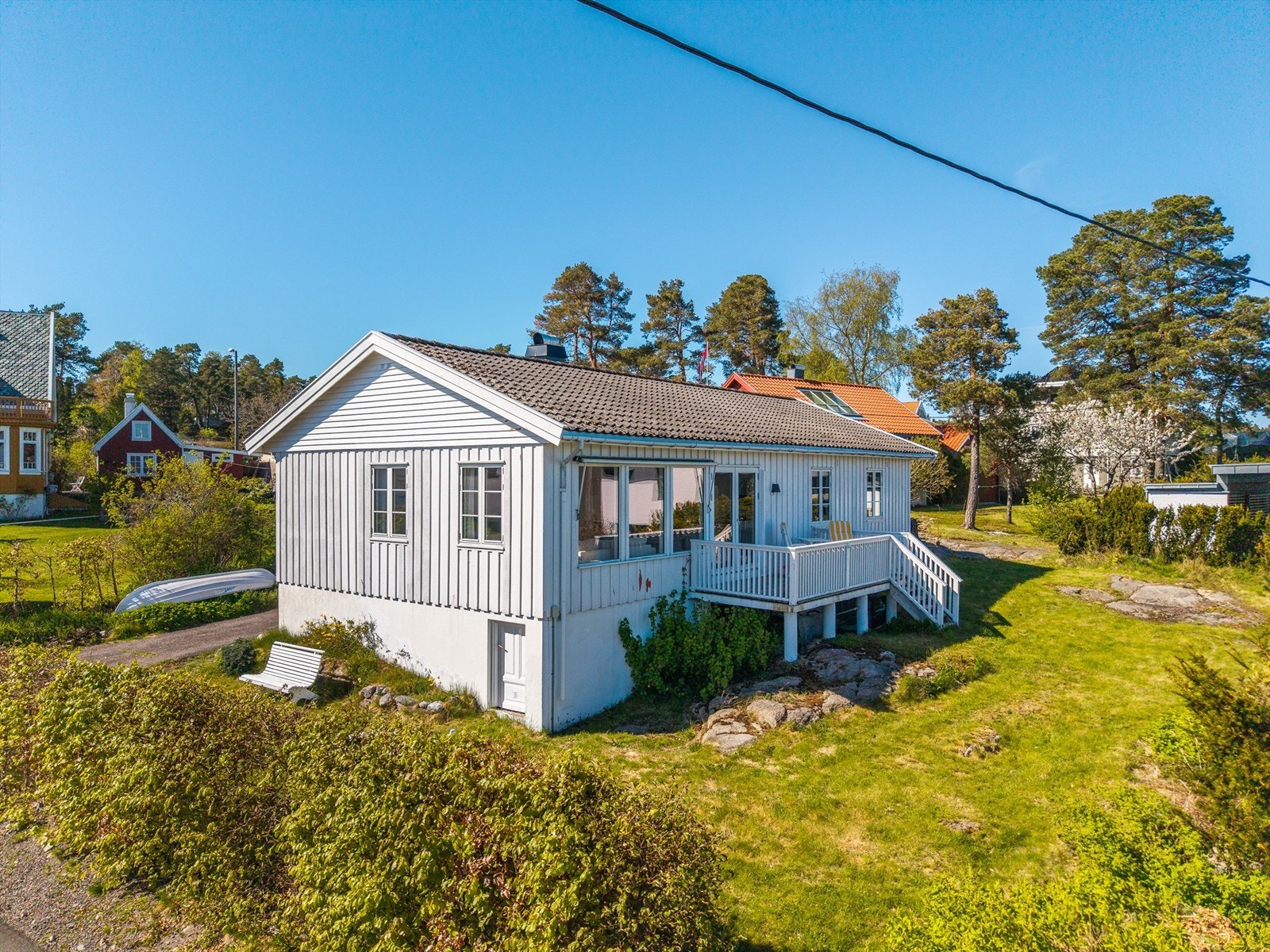 Enebolig fra 1971 med alt på ett plan, fundamentert på fjell og vesentlig oppgradert med blant annet nytt kjøkken og nye overflater i 2018. Galleribilde