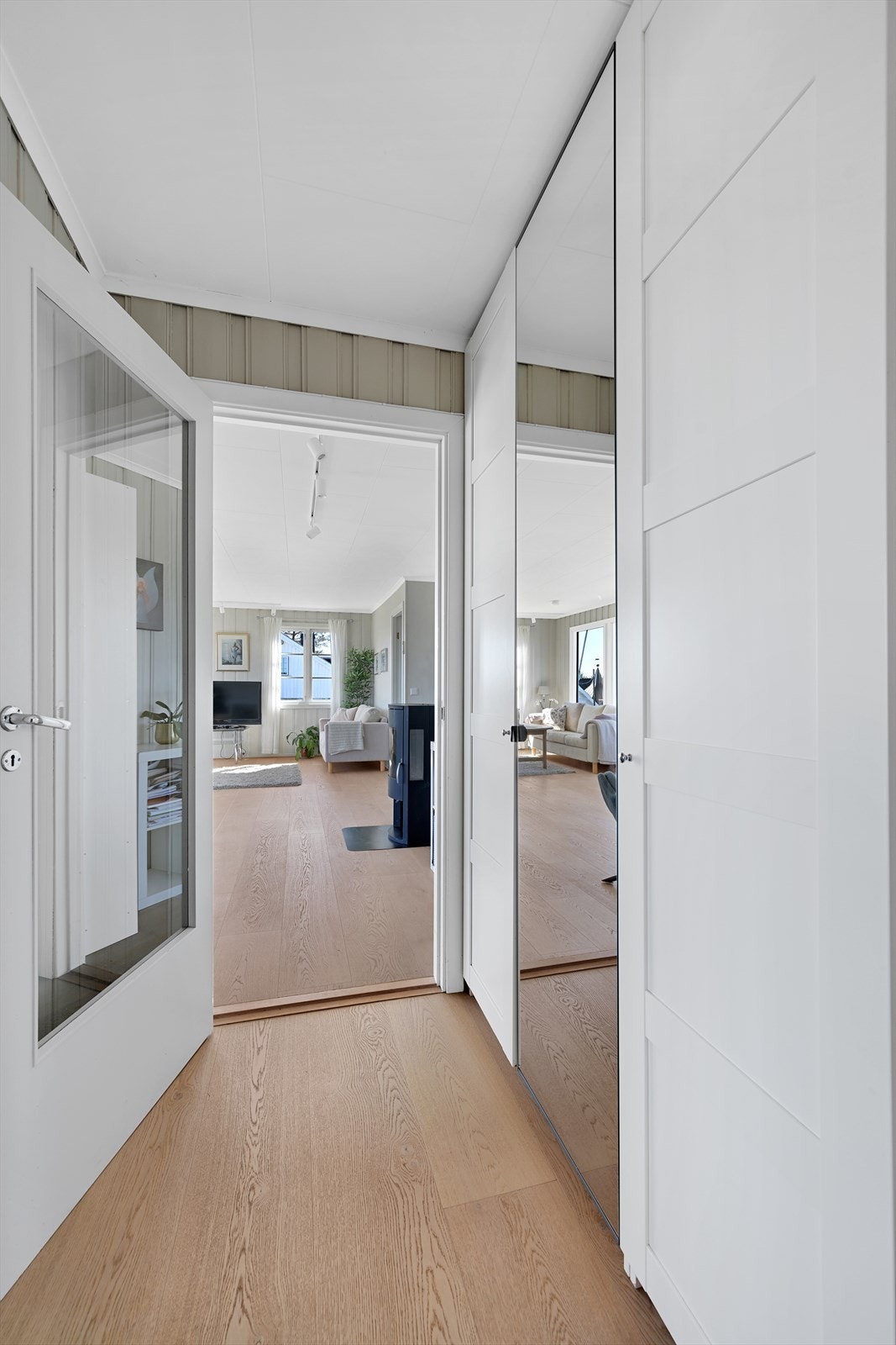 Gjennomgående laminatgulv og panel på veggene, overflater som ble oppgradert i ca. 2018. Galleribilde
