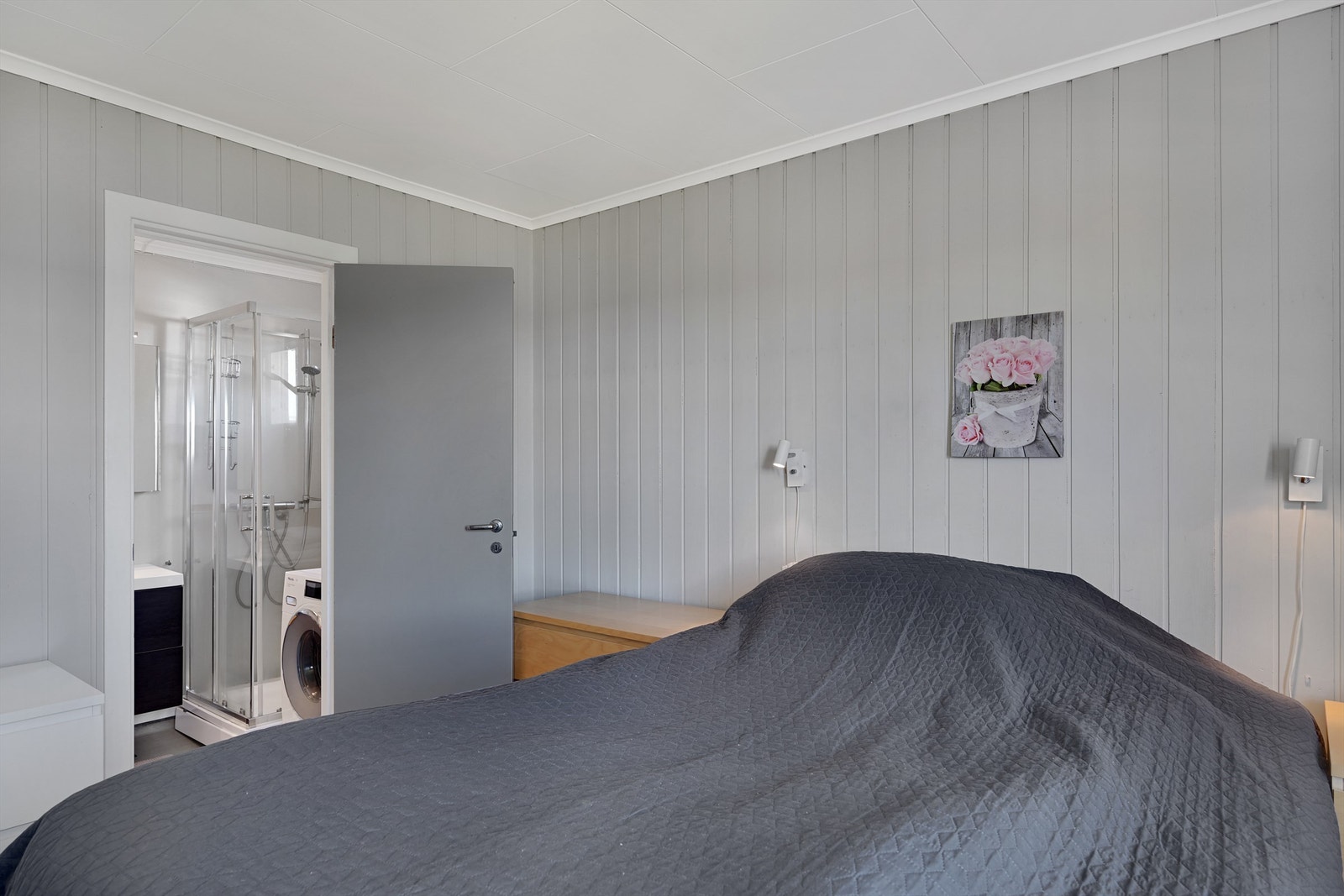 Alle soverommene har vegger med trepanel og laminat på gulvet. Galleribilde