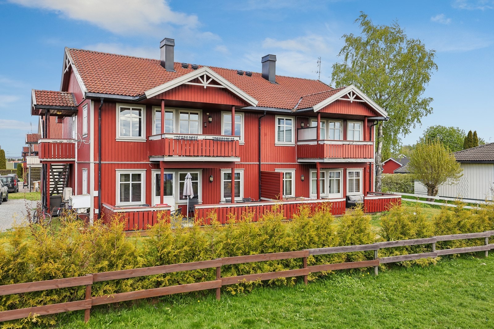 Bygningen har en tradisjonell trekonstruksjon med liggende bordkledning og tak tekket med betongtakstein. Galleribilde