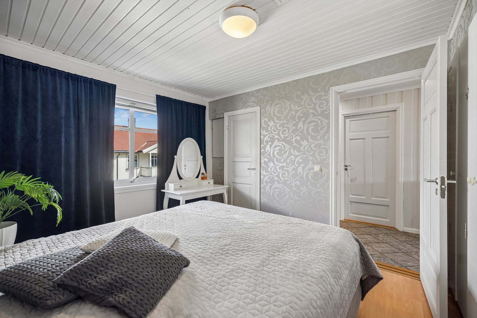 Soverommet har malte tredører og trepanel i taket, i tråd med resten av leiligheten. Galleribilde