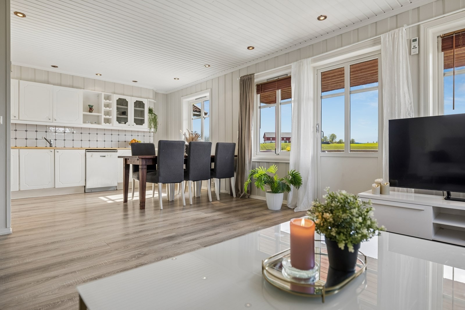 Det er god plass til en romslig spisegruppe i tilknytning til kjøkkenet, perfekt for måltider med familie og venner. Galleribilde