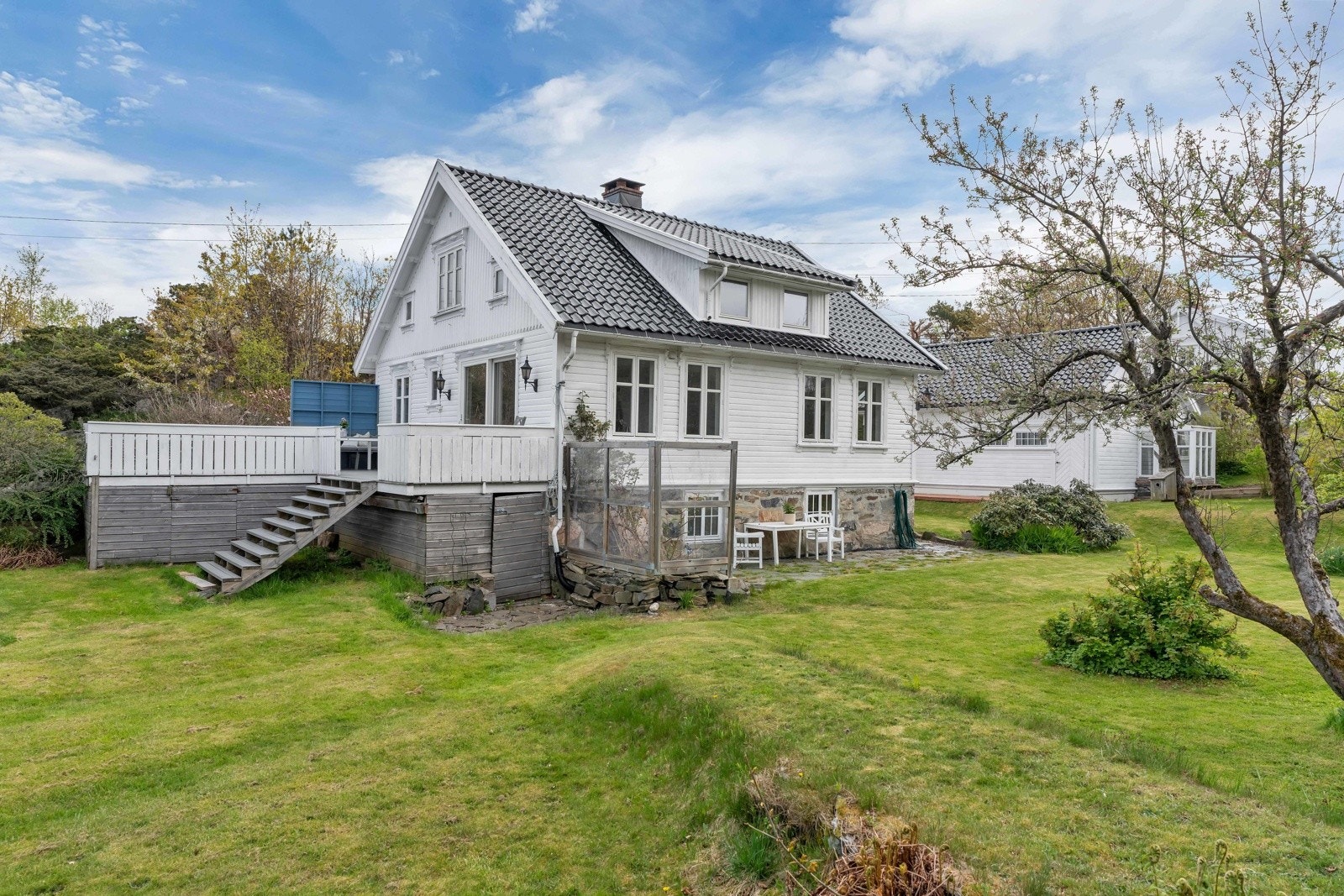 Eiendommen ligger i naturskjønne omgivelser med grønne områder på alle husets fire vegger Galleribilde