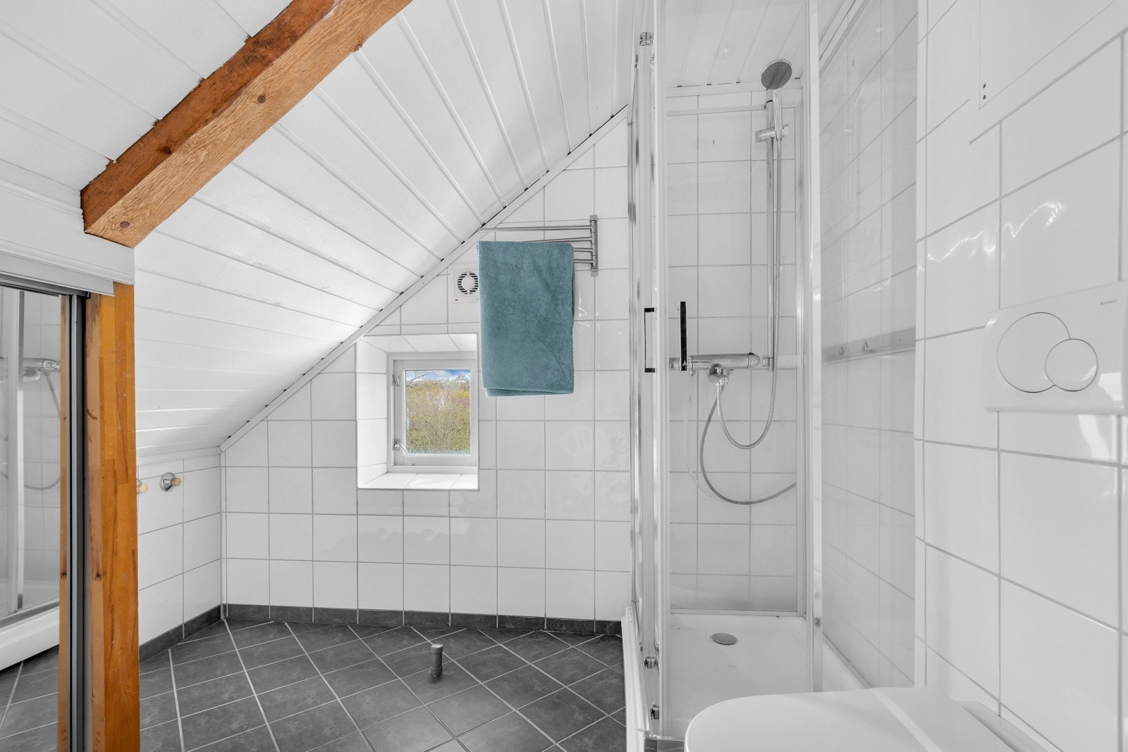 Badet inneholder blant annet dusjhjørne, toalett og baderomsinnredning Galleribilde