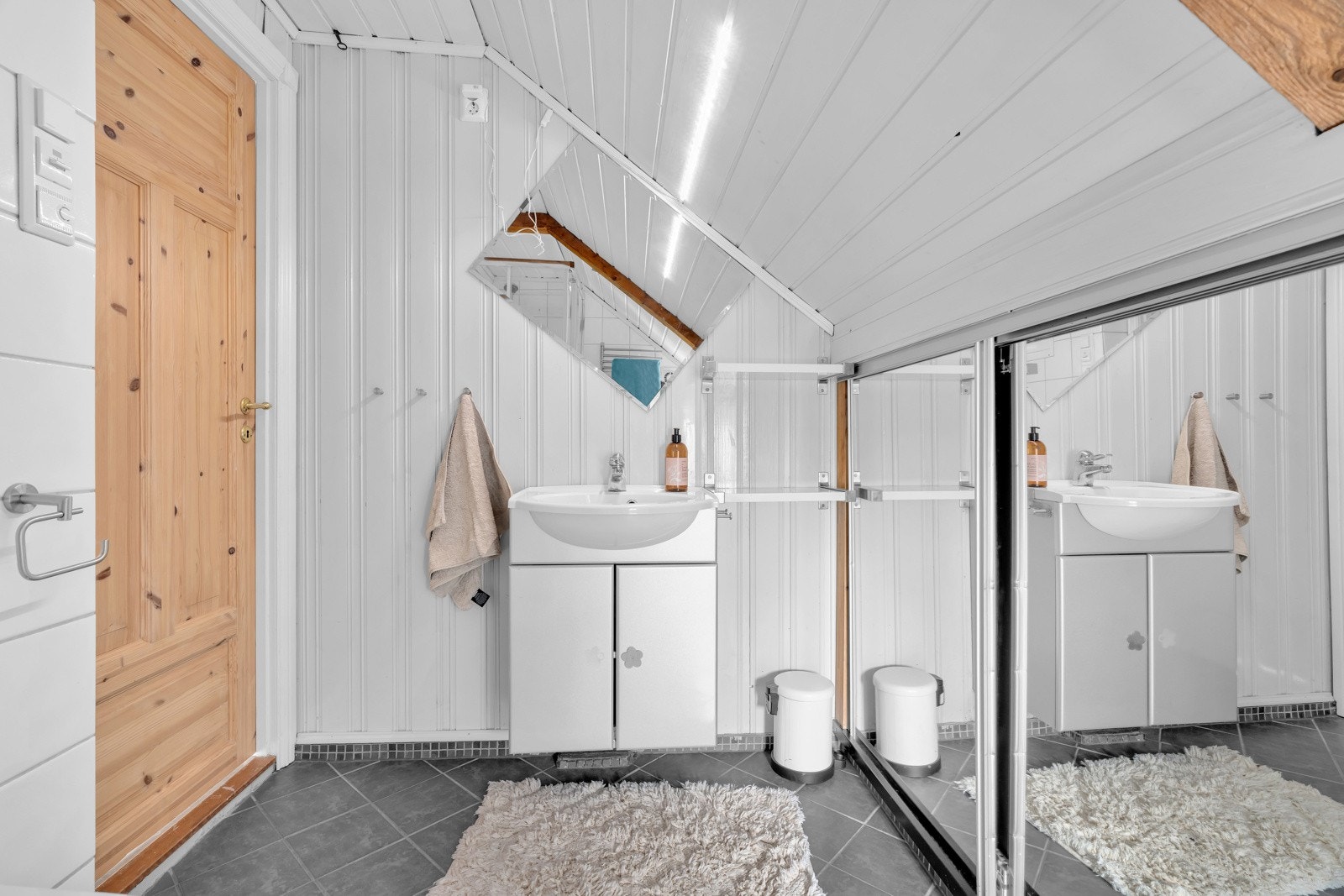 Stilrent bad med fliser på både gulv og vegger Galleribilde