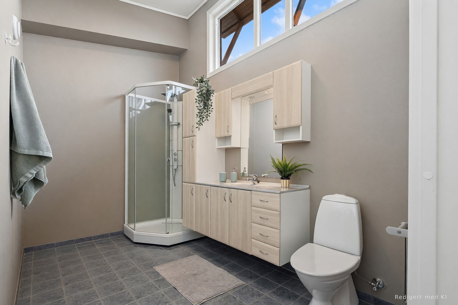 Badet er utstyrt med dusjkabinett, toalett og har avtrekk via det balanserte ventilasjonsanlegget. Galleribilde